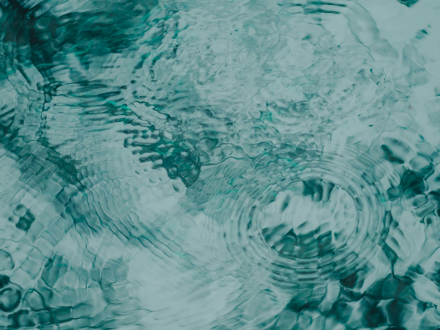 Surface d'eau ondulante avec des motifs texturés