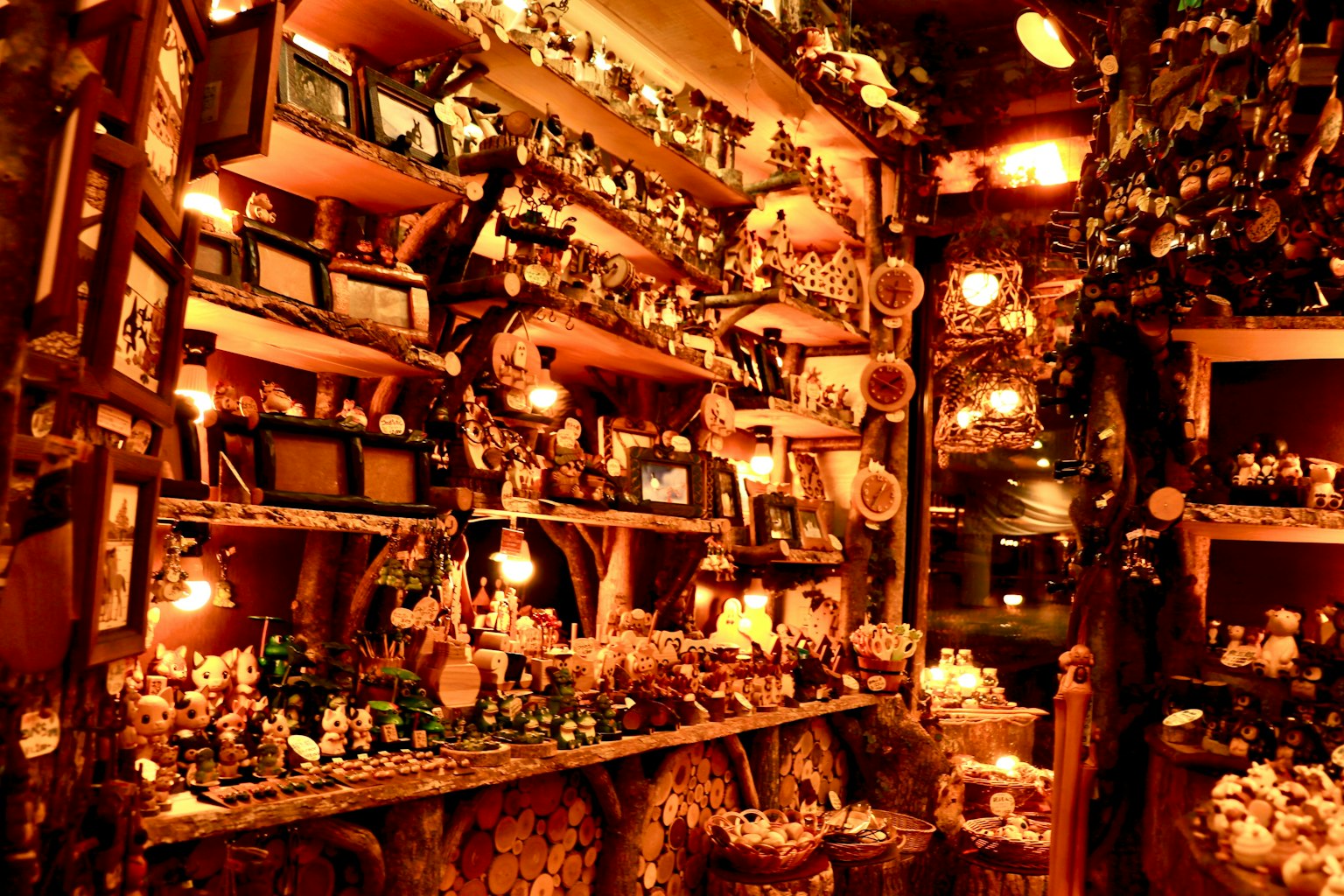 Una exhibición acogedora de decoraciones y marcos iluminados por una luz cálida