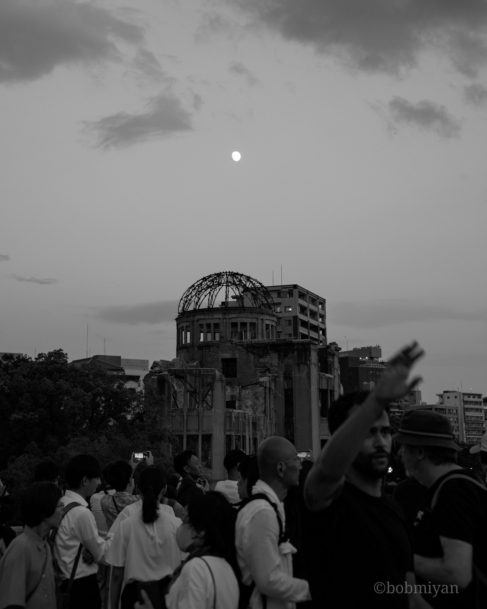 人們抬頭看原子彈爆炸圓頂的黑白街景