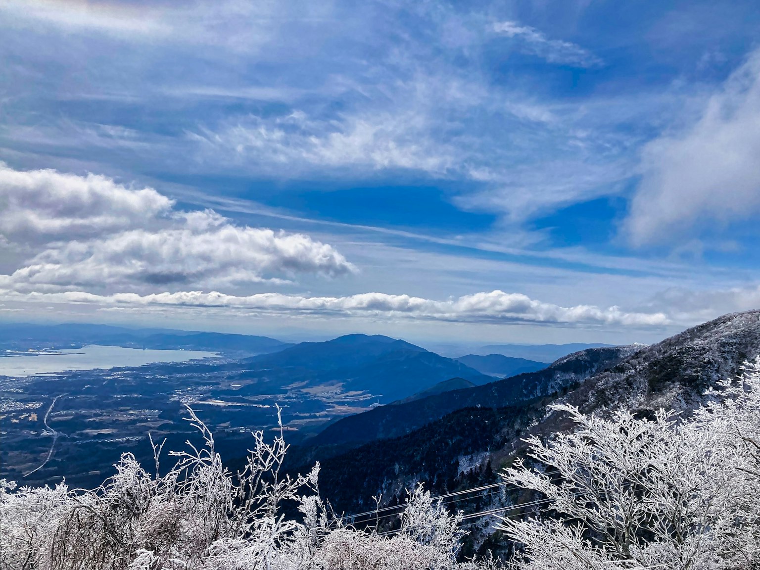 Montagnes enneigées avec un ciel bleu et des nuages
