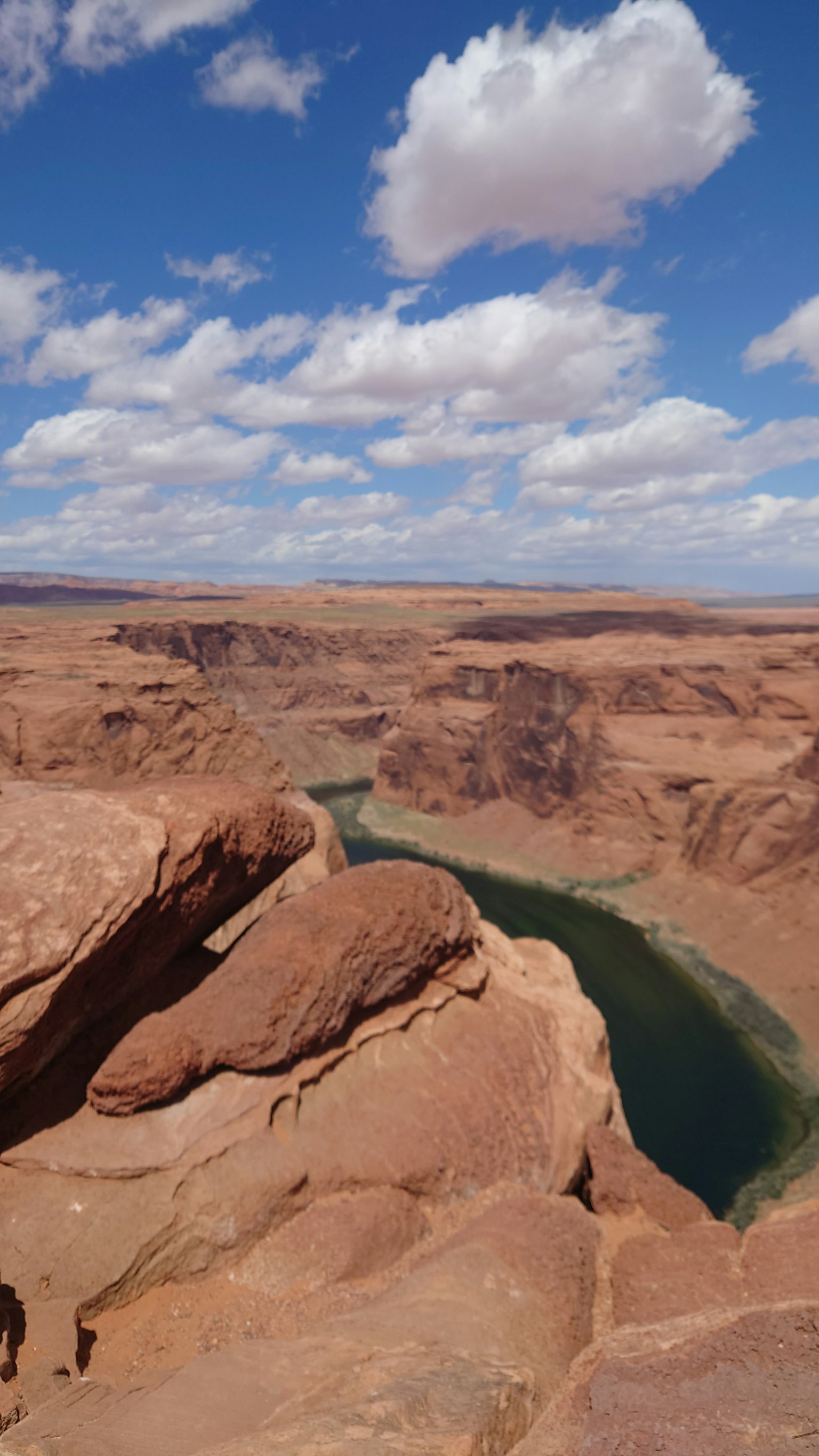 ทิวทัศน์ที่งดงามของ Horseshoe Bend ท้องฟ้าสีฟ้าและเมฆสีขาว