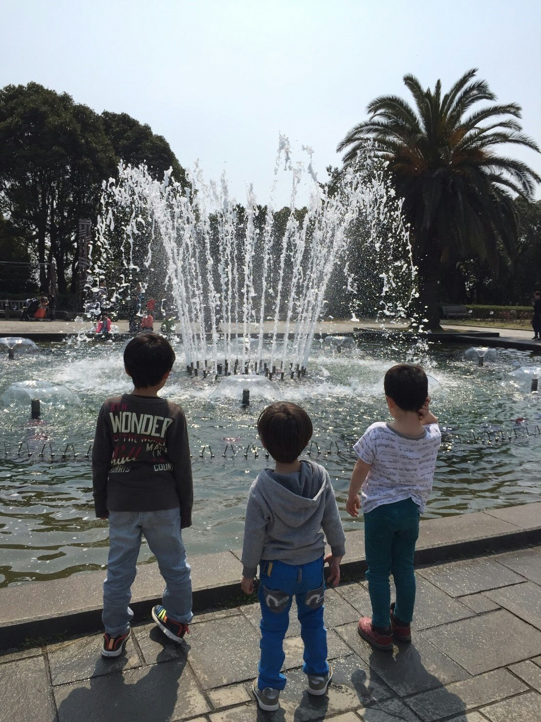 enfants jouant dans une fontaine de parc