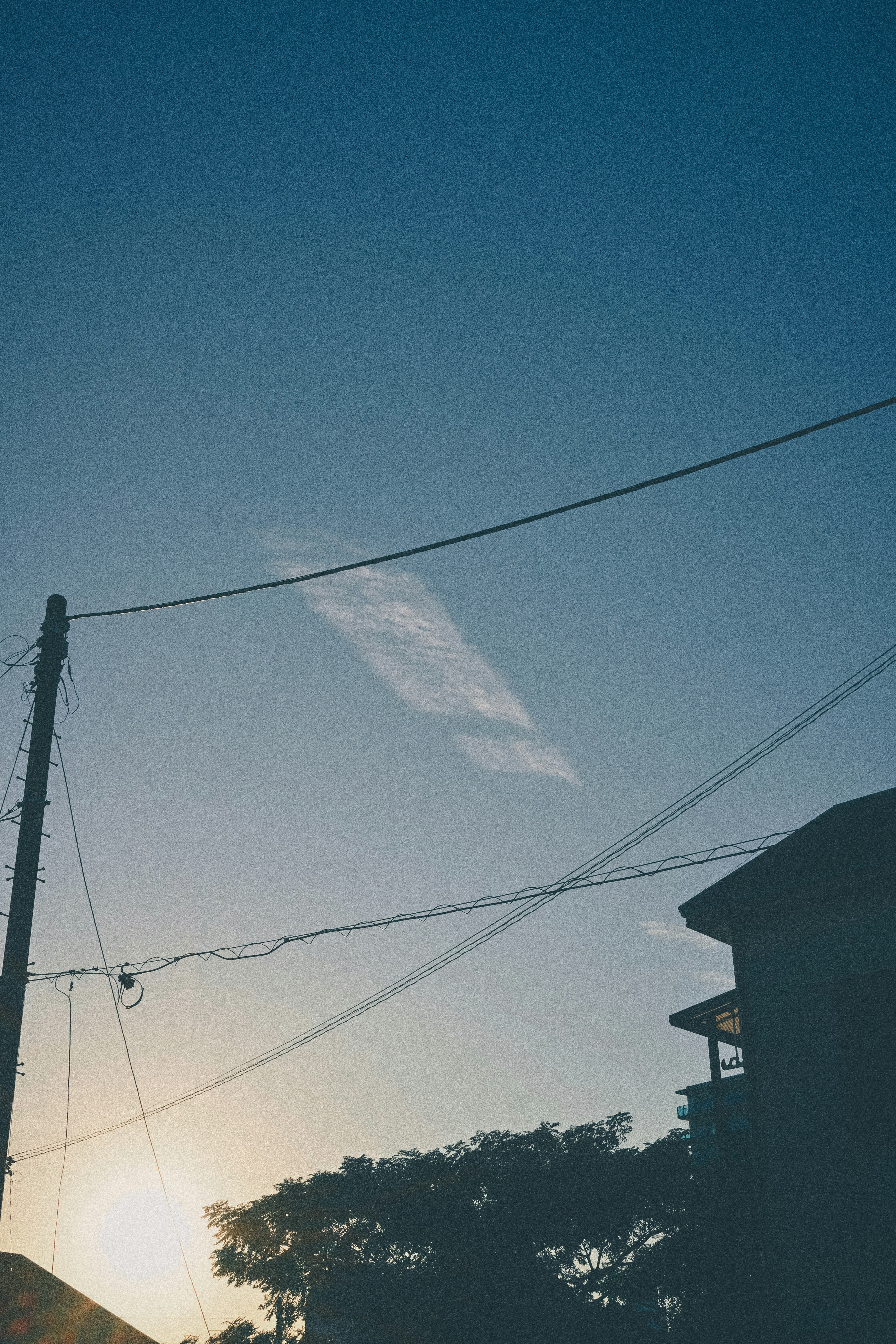 電線と街灯のある夕暮れの空