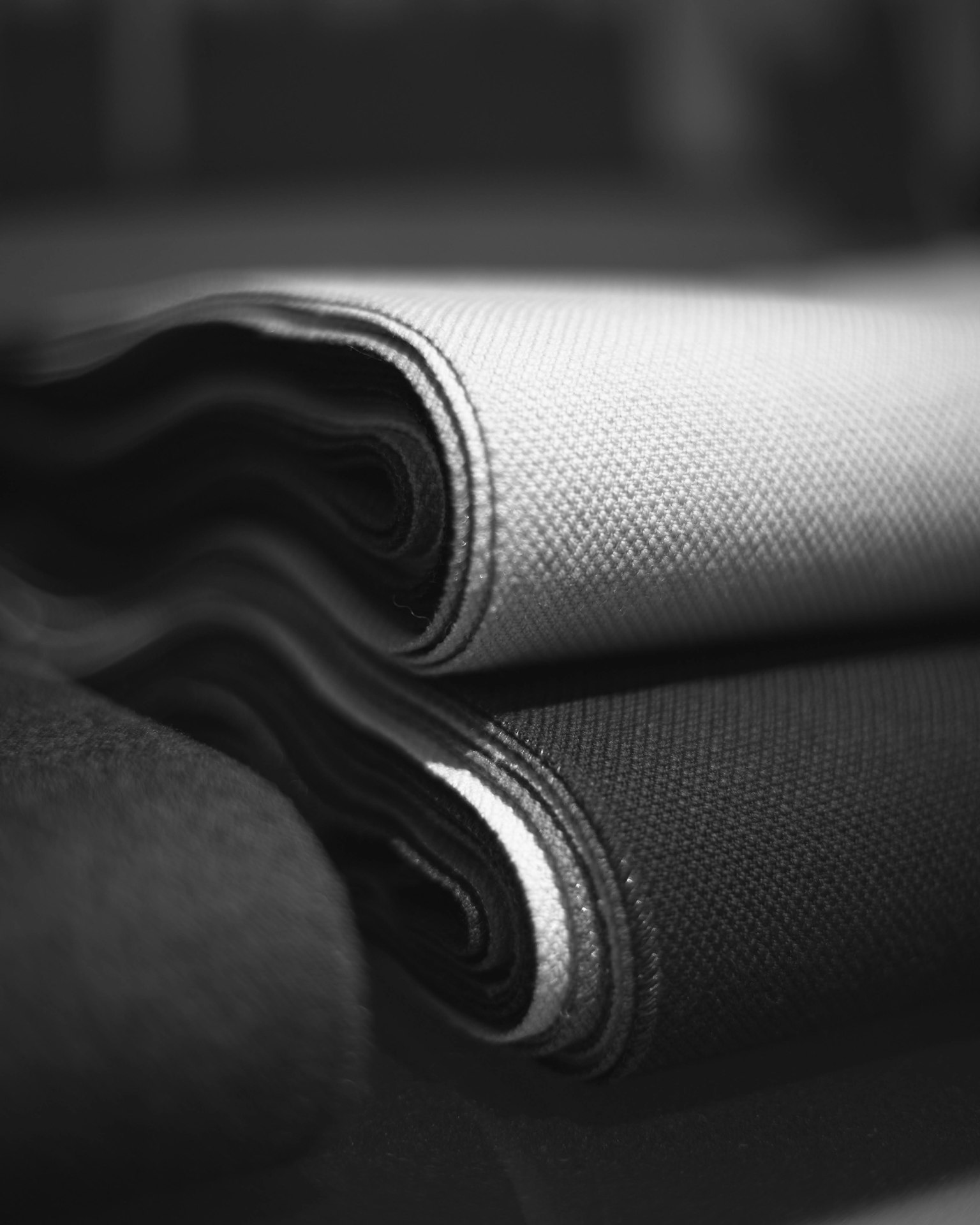 Tessuto nero e bianco piegato con superficie testurizzata
