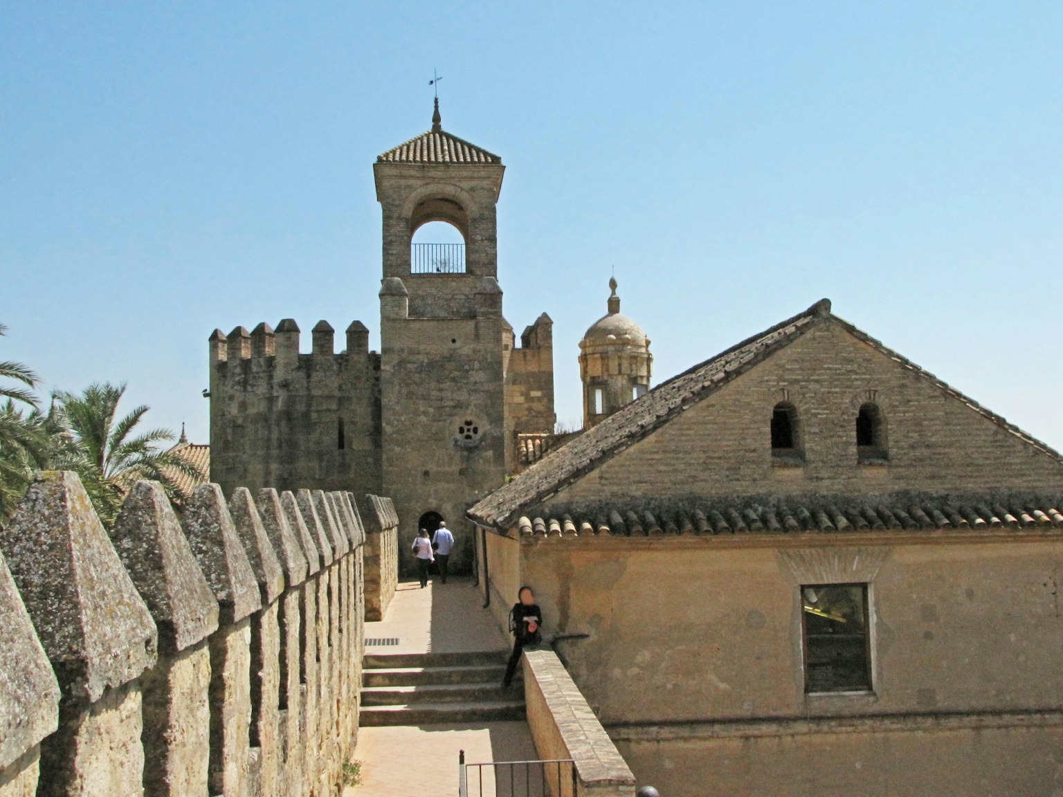 Vue d'un ancien bâtiment et d'une tour depuis le mur du château