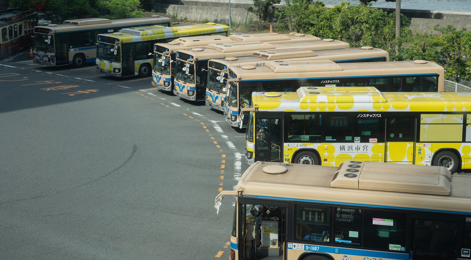 Una escena de varios autobuses estacionados en una intersección
