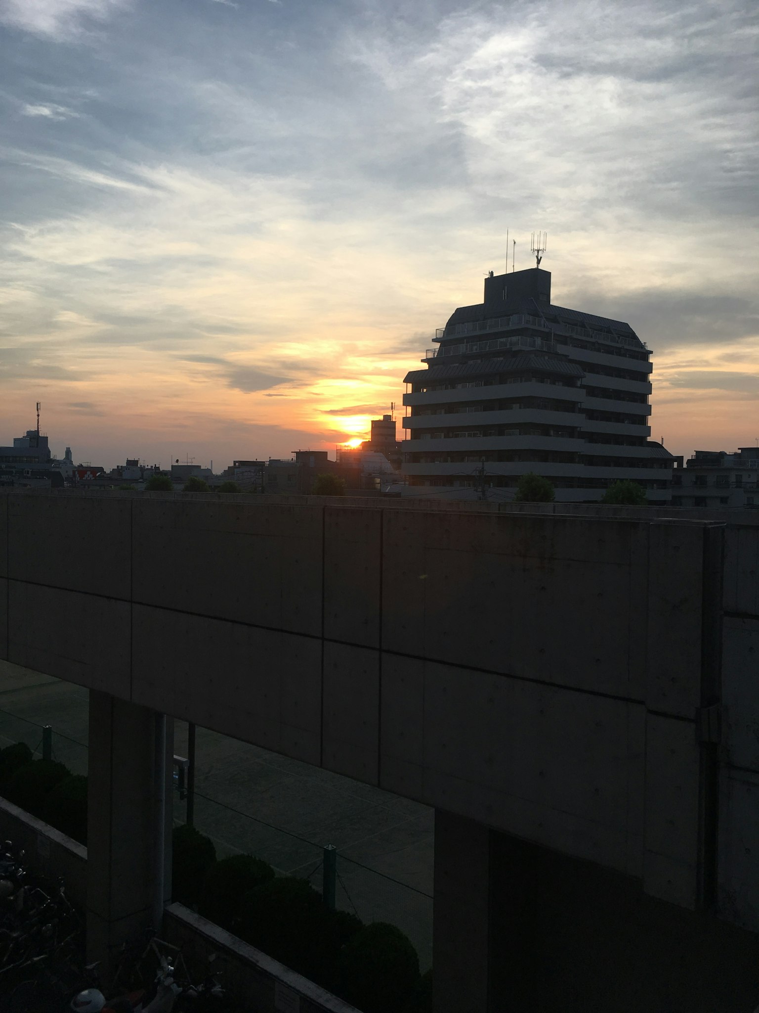 Silhouette von Gebäuden gegen einen Sonnenuntergang in einer Stadtlandschaft