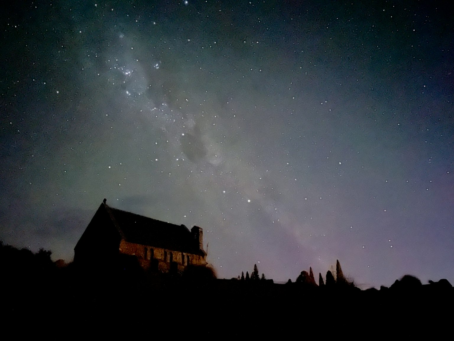 星空下的建築剪影與銀河