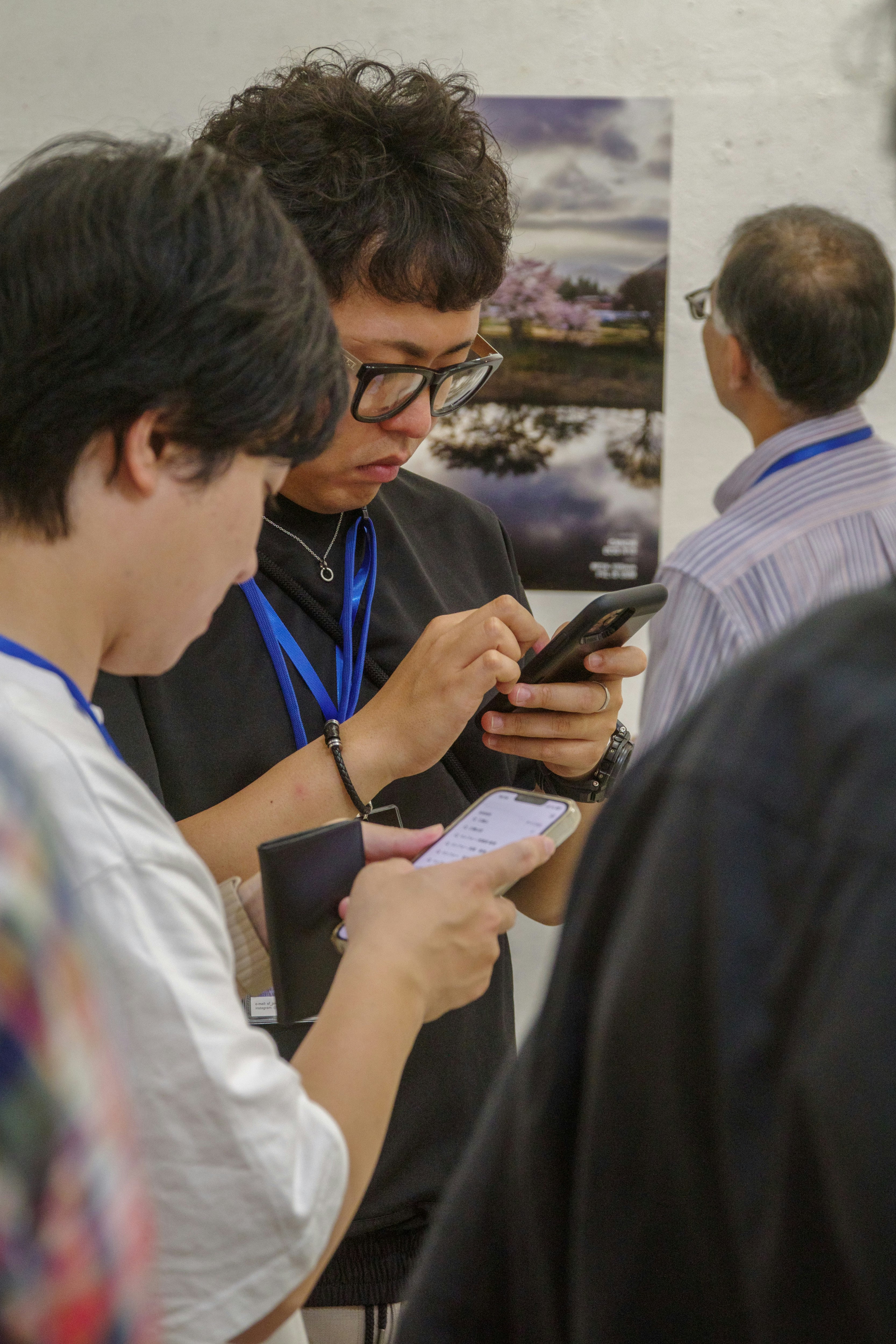 会場でスマホを見つめる人々