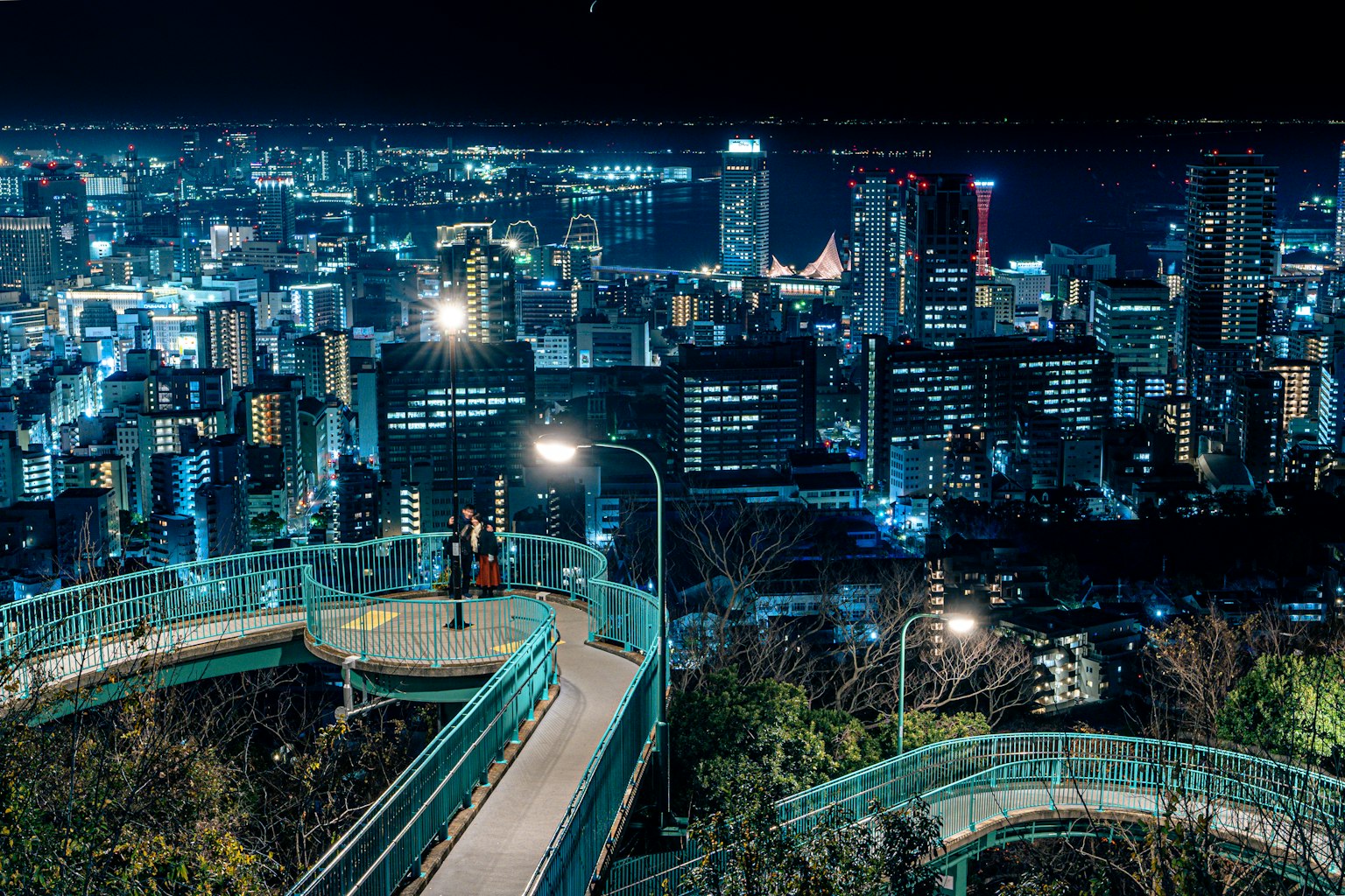 城市獨特人行道的美麗夜景