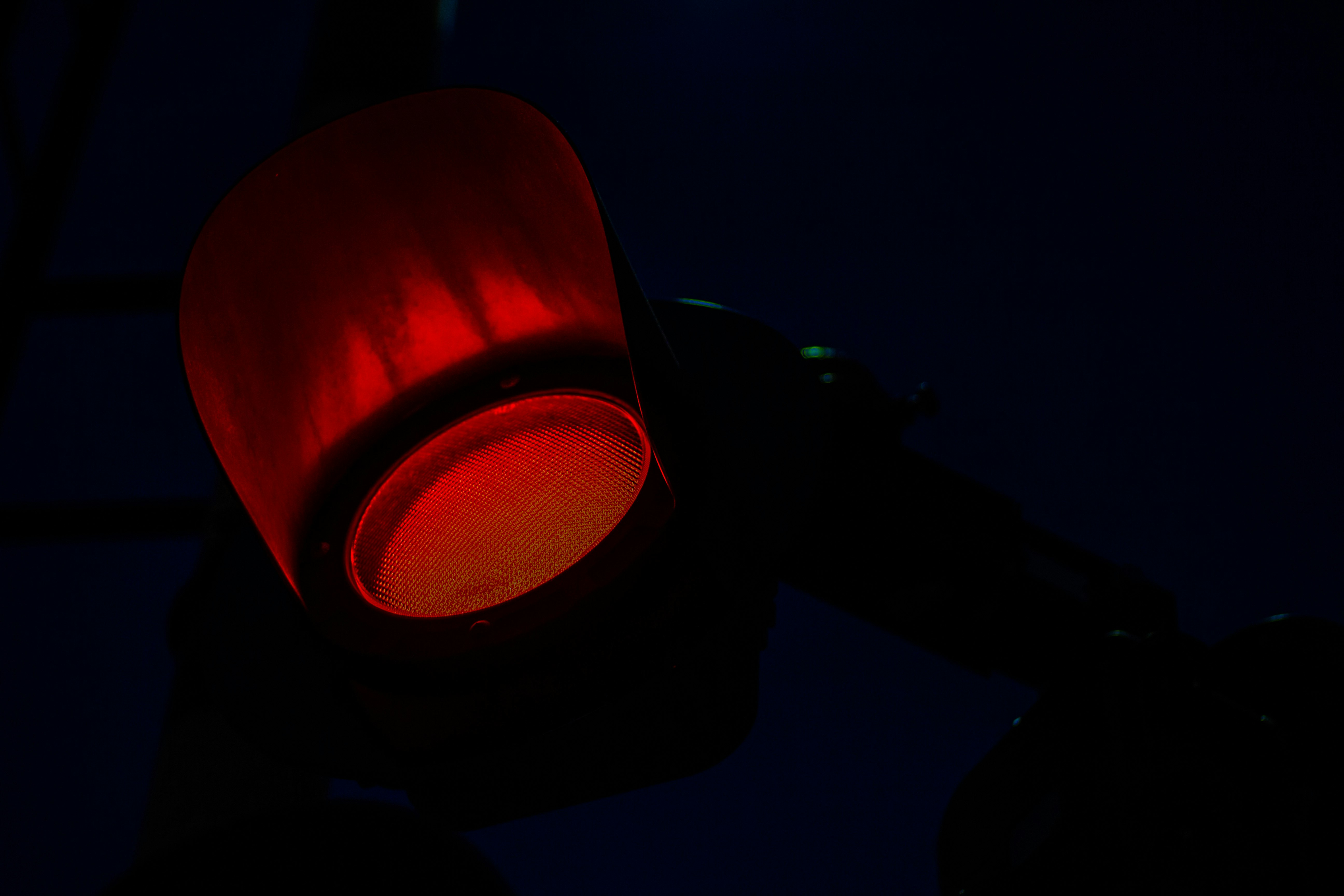 赤い信号機の点灯と夜の暗い街並み