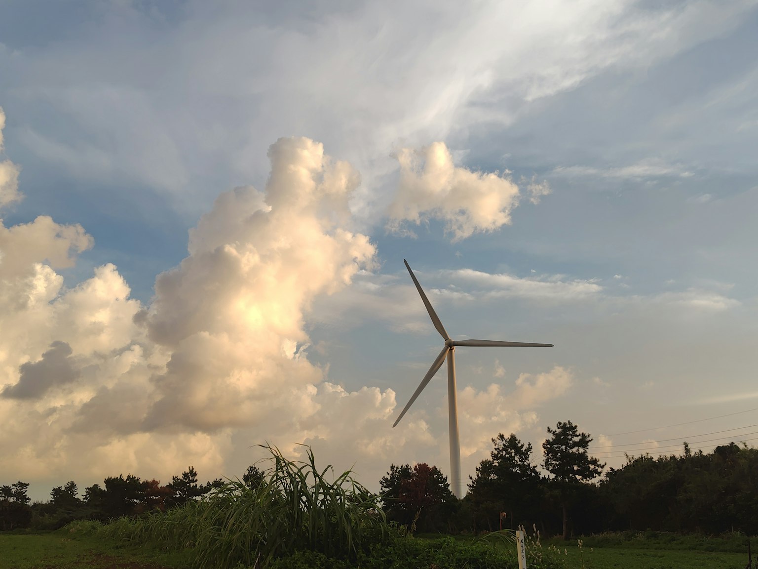 風力発電機と青空に浮かぶ雲の風景