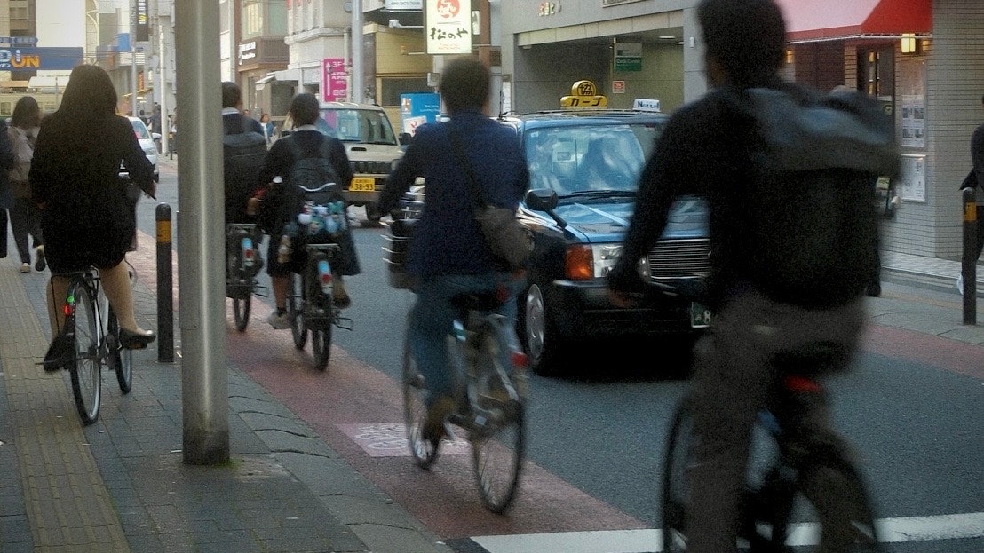 自転車が行き交う商店街の路地の歩道