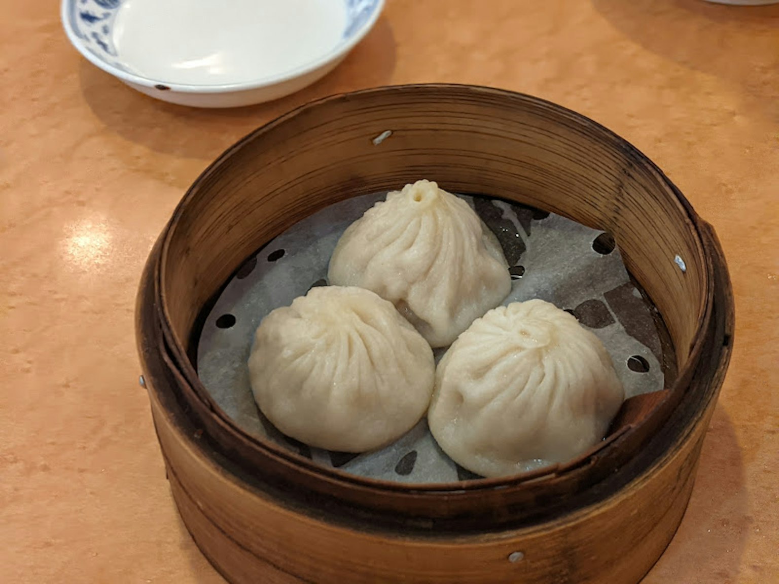 Tiga xiaolongbao dalam kukusan bambu