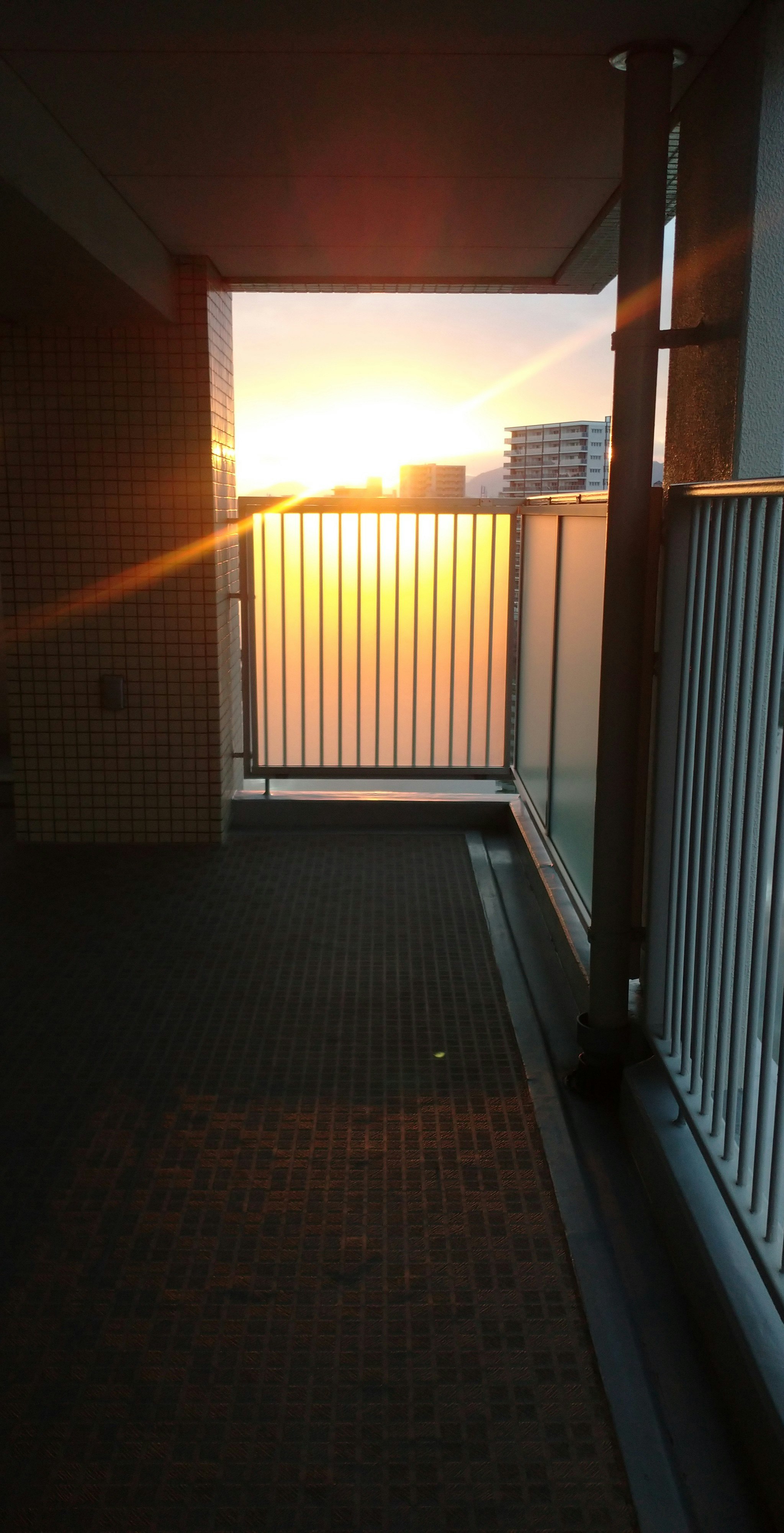 夕阳照进的庭院走廊