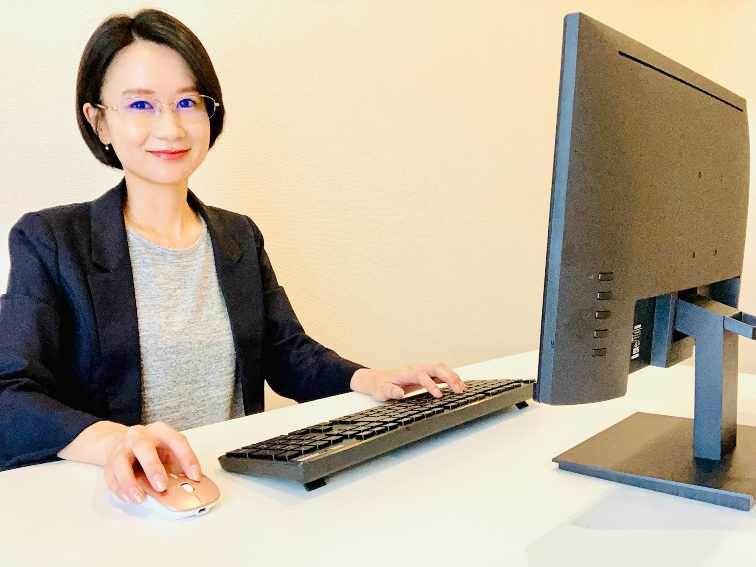 Scena di lavoro di una donna che usa un computer a una scrivania