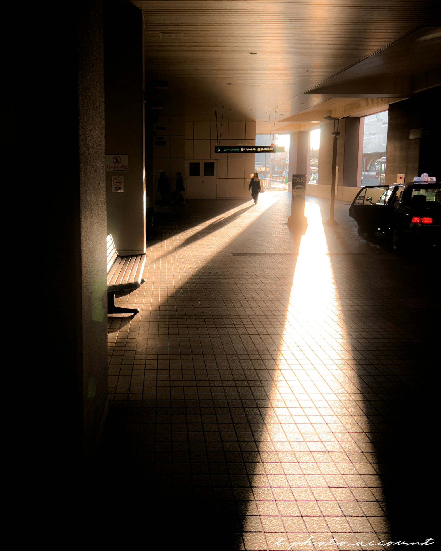 Eine Person geht in einem Flur mit hellem Licht, das hereinfällt