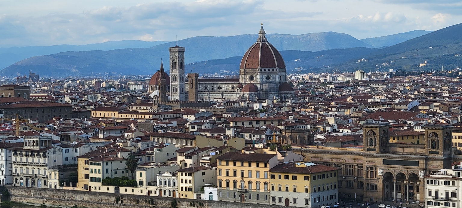 Panoramablick auf Florenz mit dem Duomo und dem Torre di Arnolfo