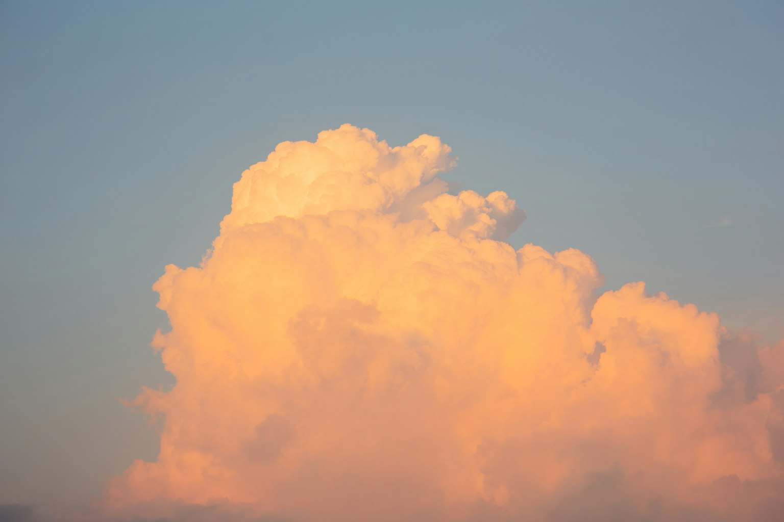 Orange Wolken schweben im Abendhimmel