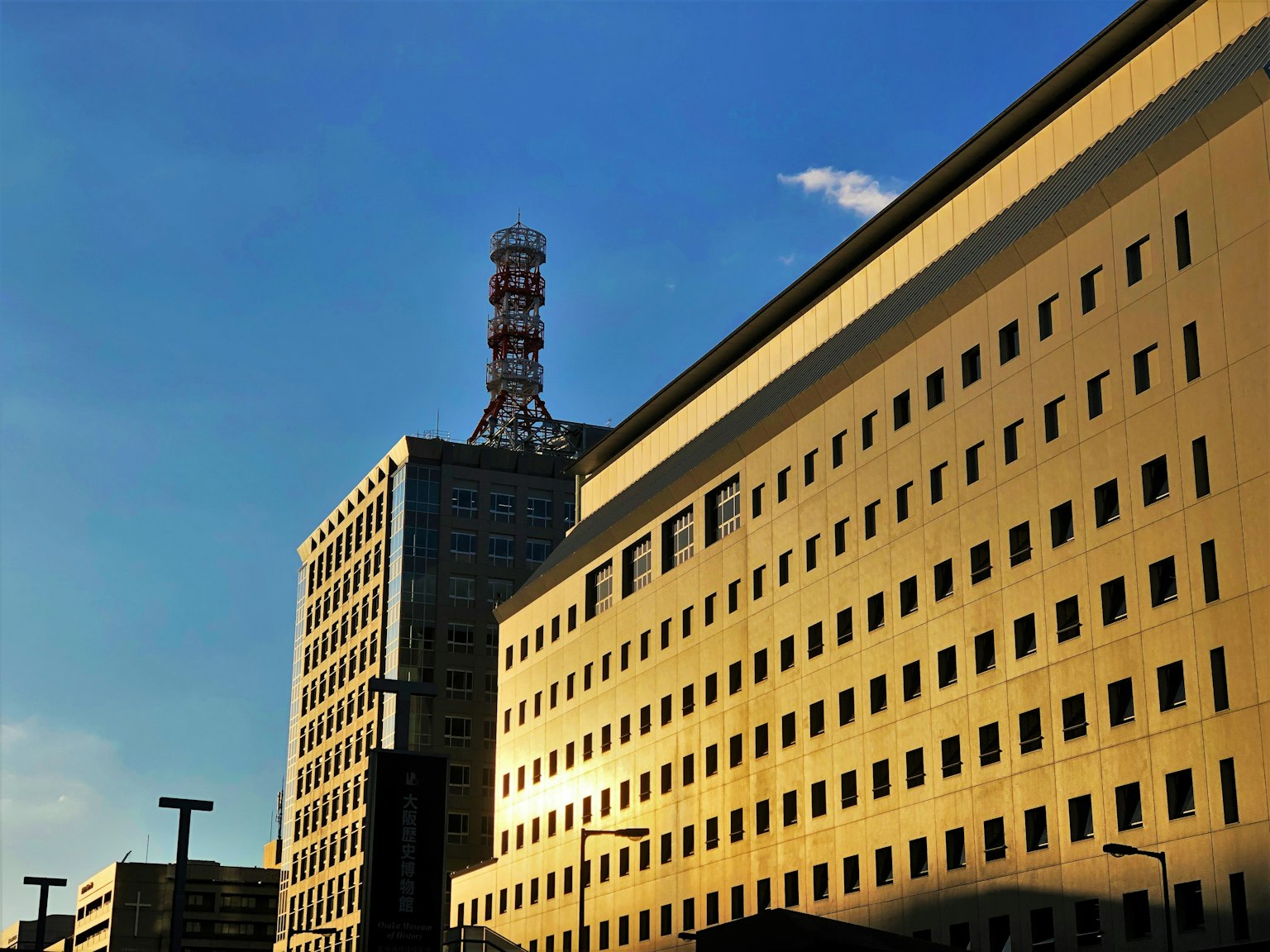 Silhouette de bâtiments et tour de communication au crépuscule