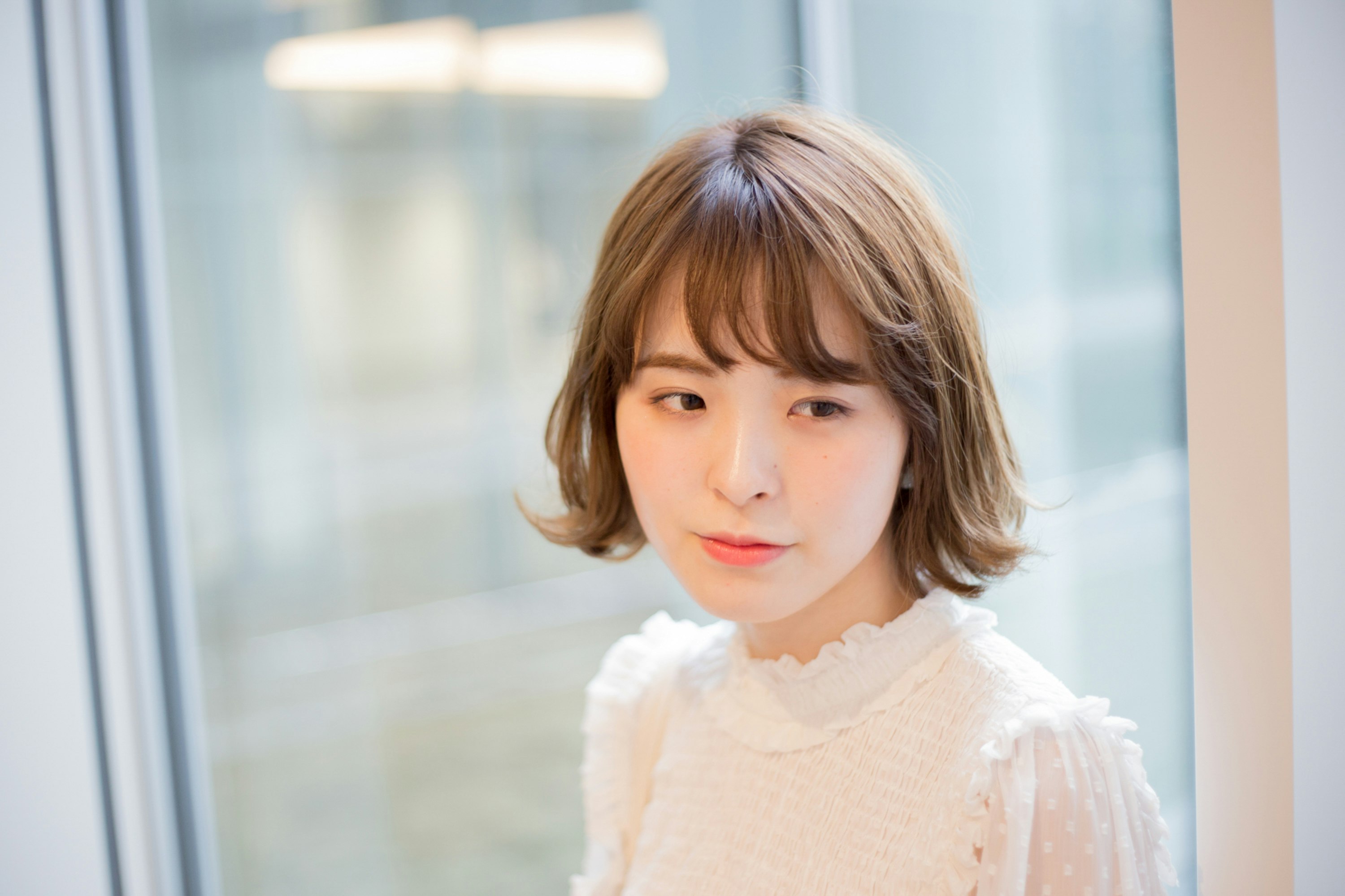 窓辺で微笑む女性のポートレート