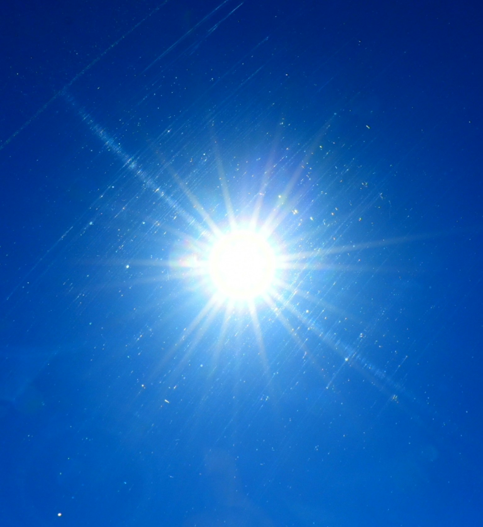 Soleil brillant dans un ciel bleu clair