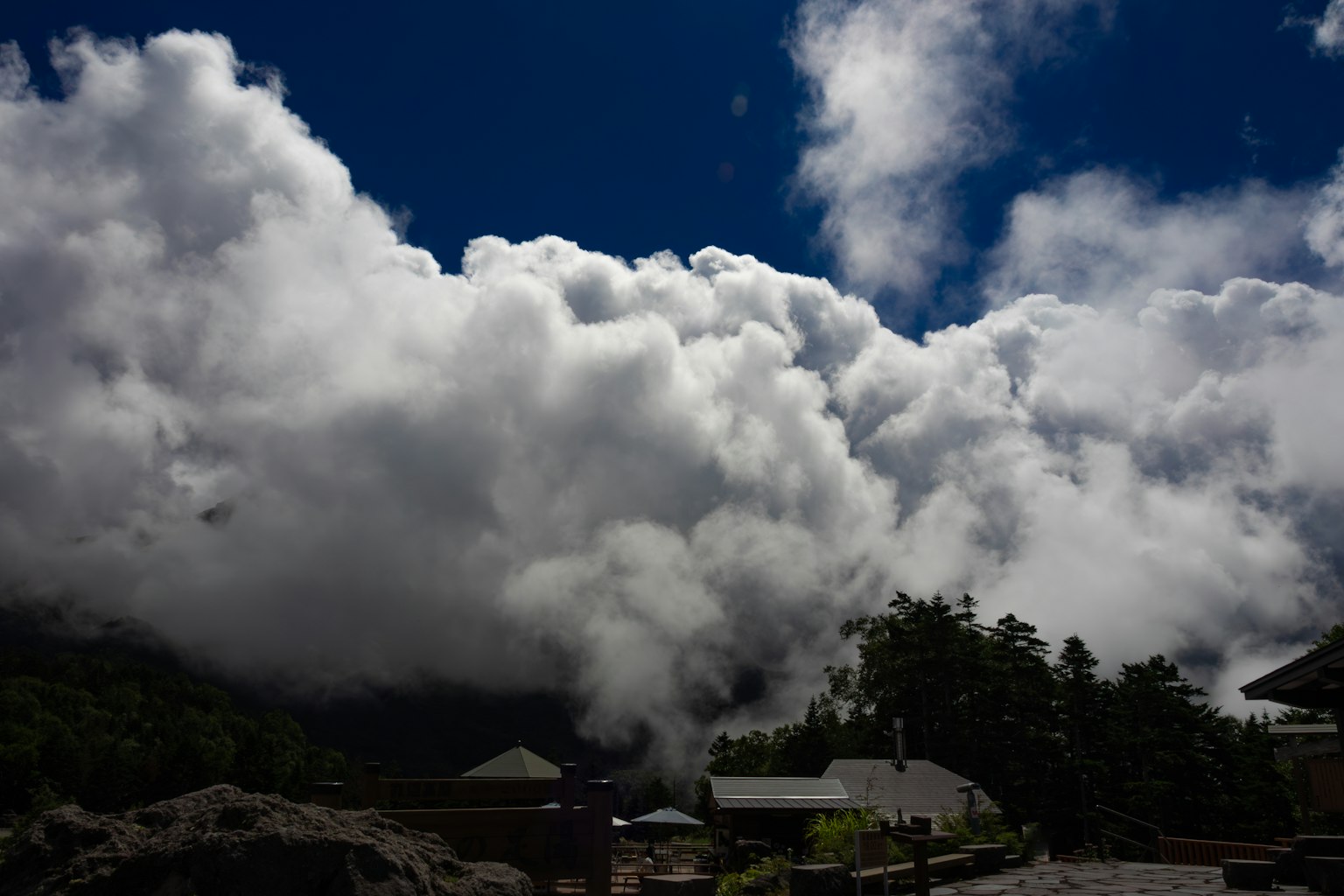 云层密布的天空和从地面升起的蒸汽的风景