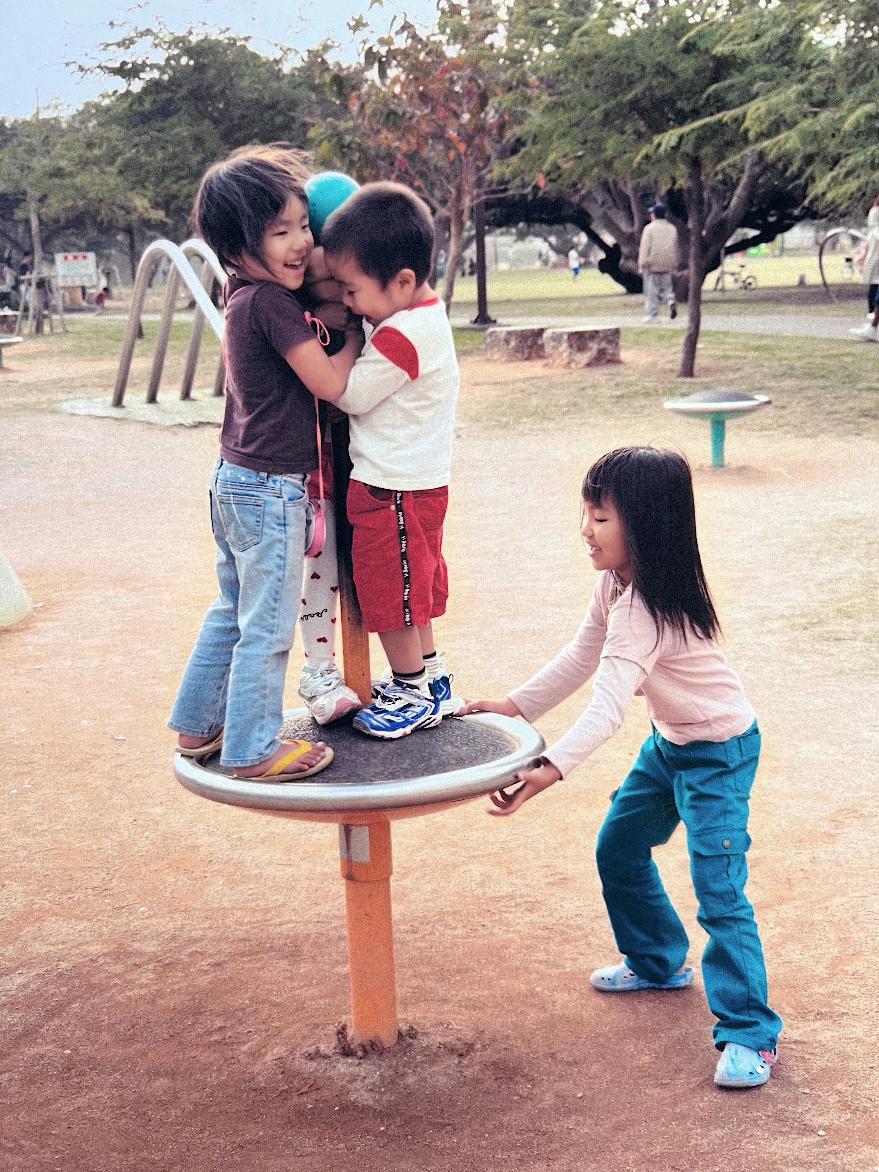 公園の遊具で遊ぶ子どもたち