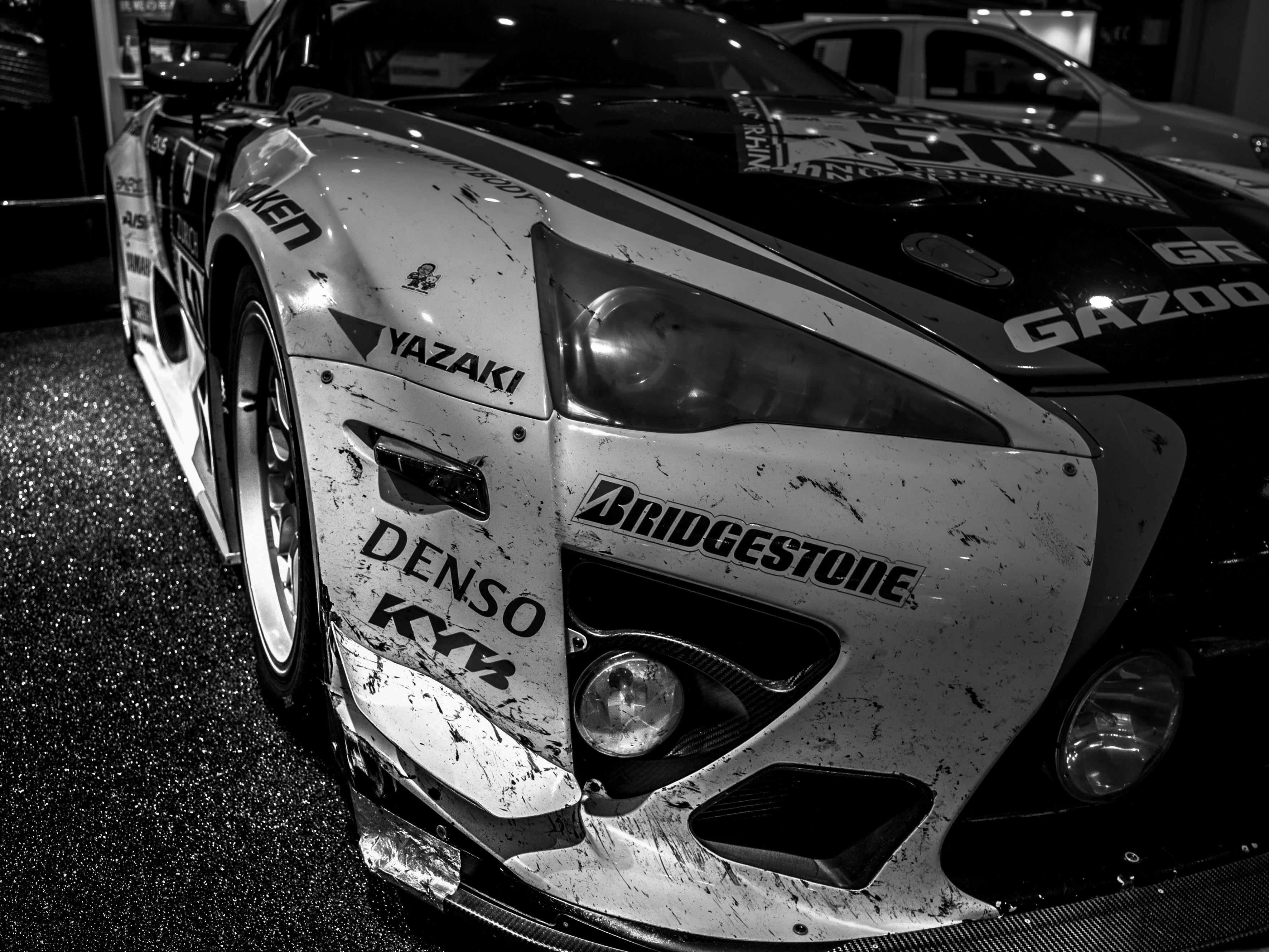 WRCのモノクロ仕様ラリーカーのフロントとグリル周辺