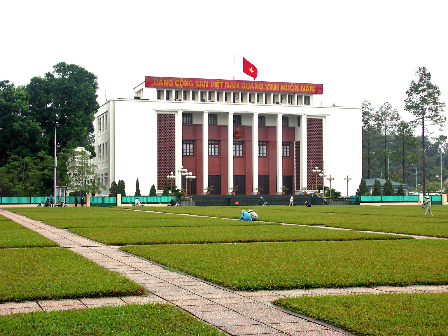 Cảnh bên ngoài lăng Hồ Chí Minh ở Việt Nam với cỏ xanh và lối đi gọn gàng