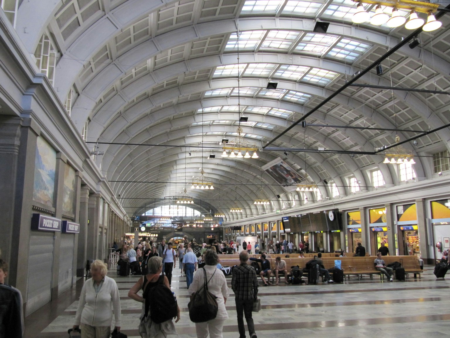 Innenraum eines Bahnhofs mit einer schönen gewölbten Decke viele Menschen gehen