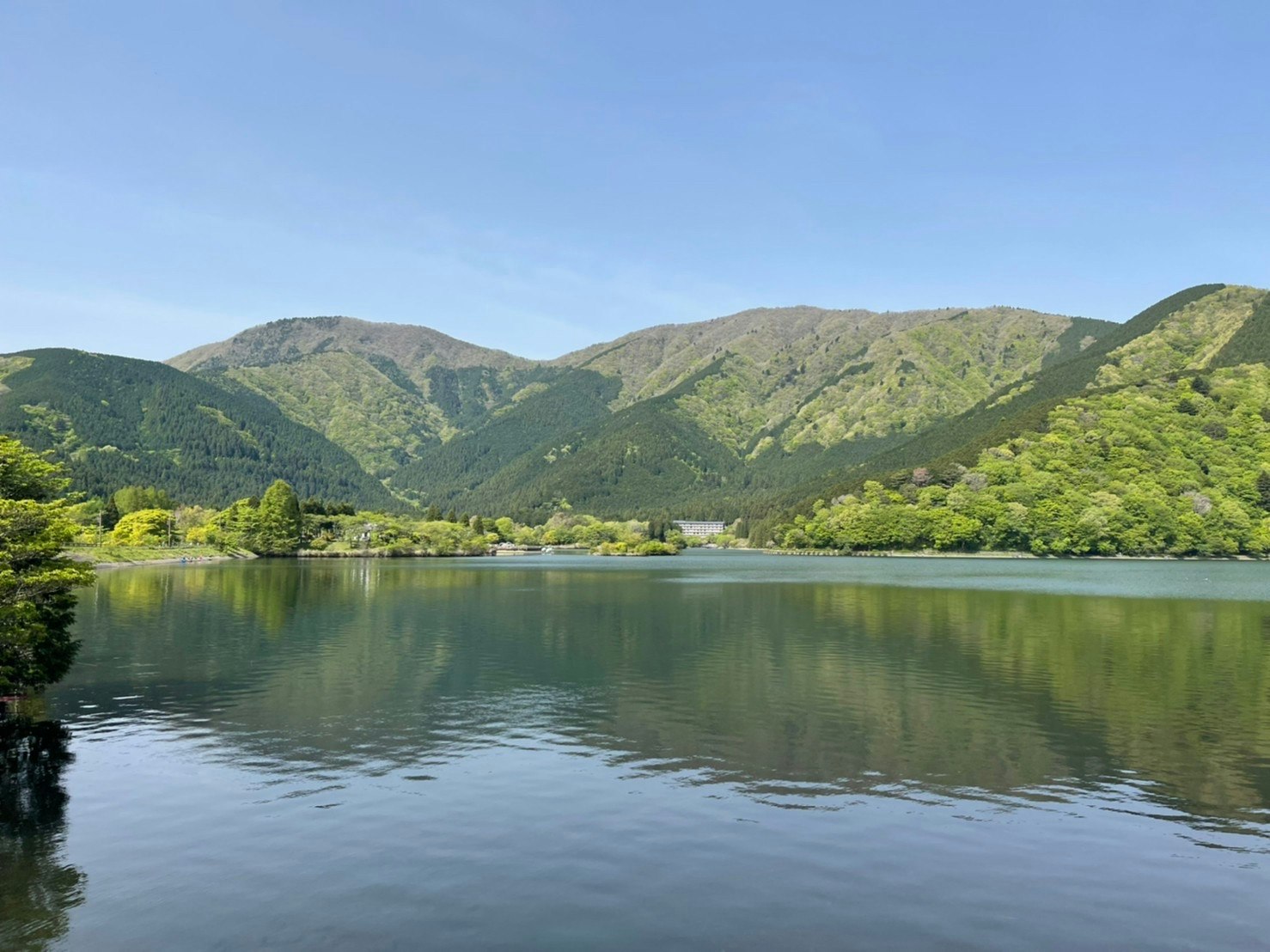 山と湖を映す穏やかな水面の風景