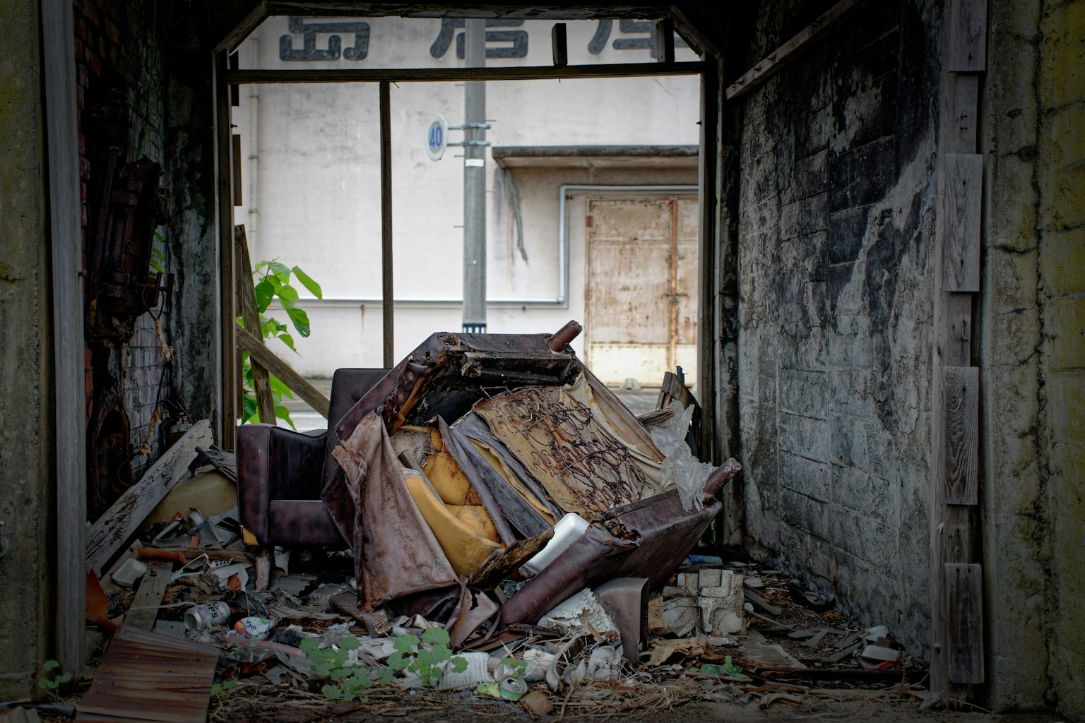 Piano tua tua dikelilingi puing-puing di gedung terbengkalai