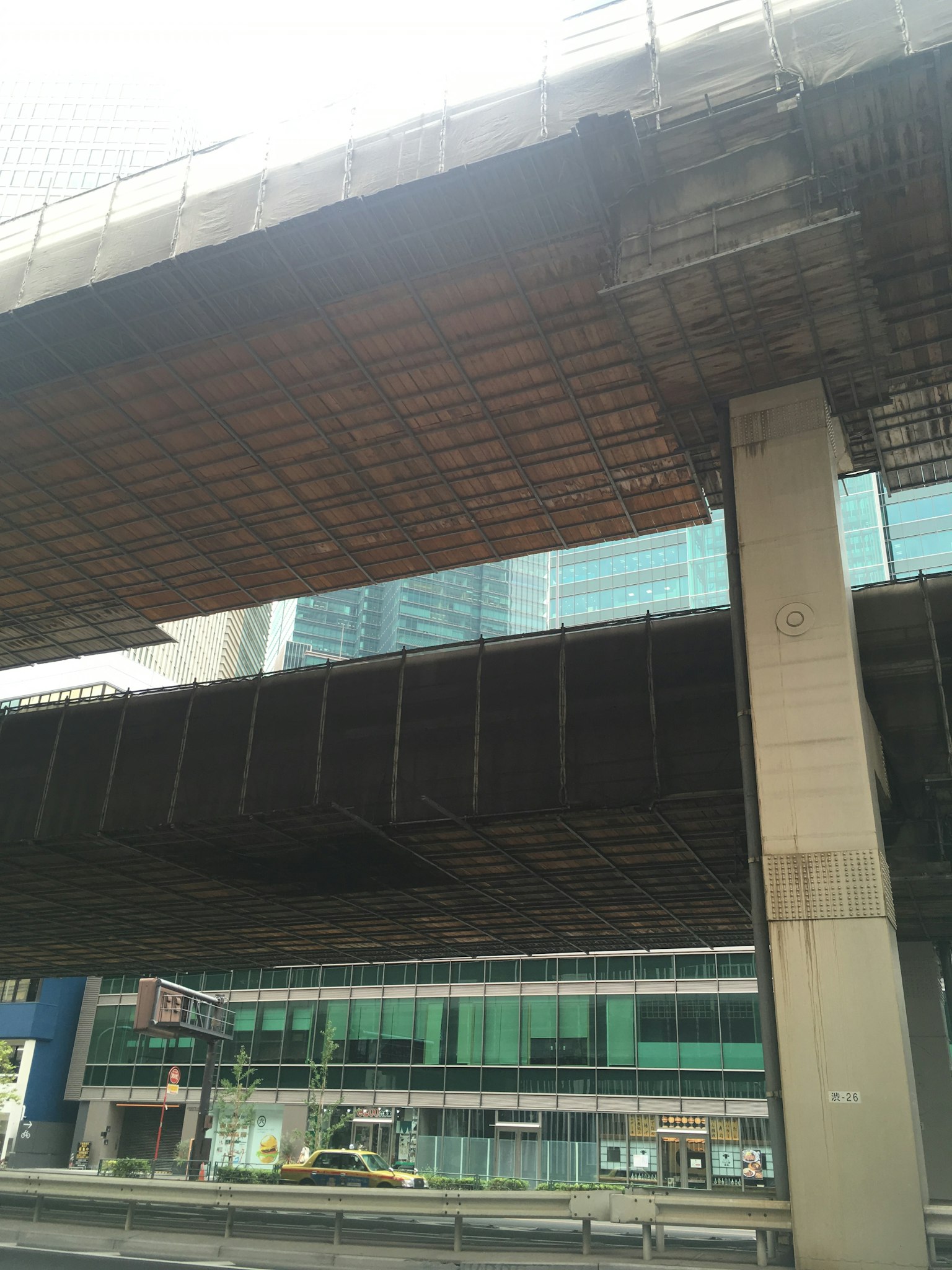 混凝土高架桥与背景中的玻璃建筑的景观
