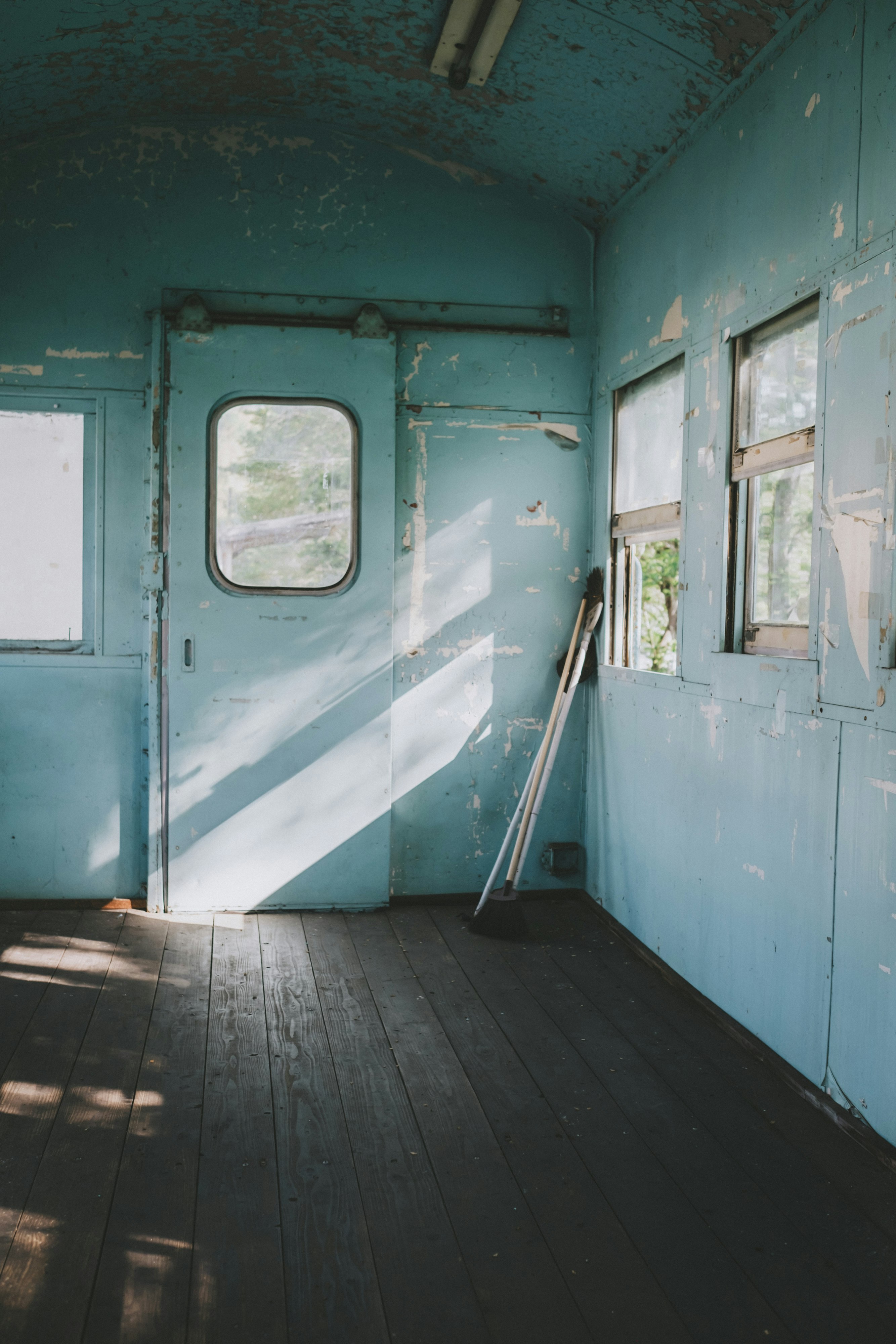 Sonnenlicht und Fenster in einem blauen Zugwaggon