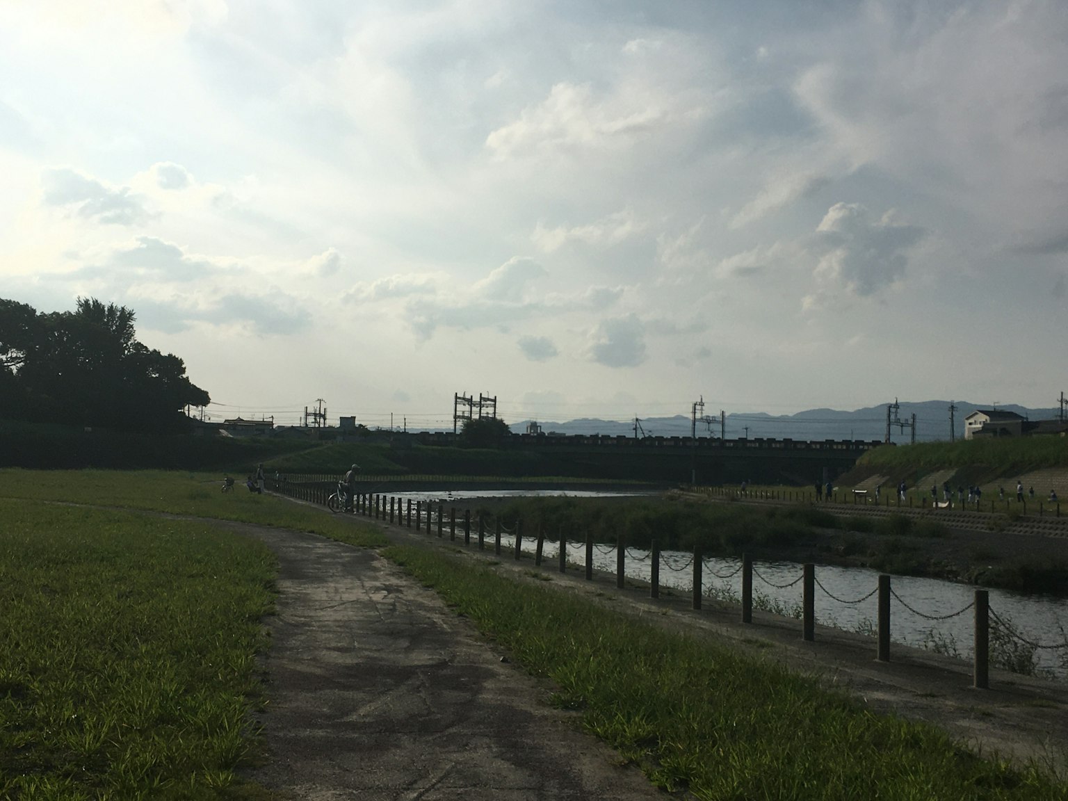 Paesaggio sereno lungo il fiume con nuvole nel cielo blu