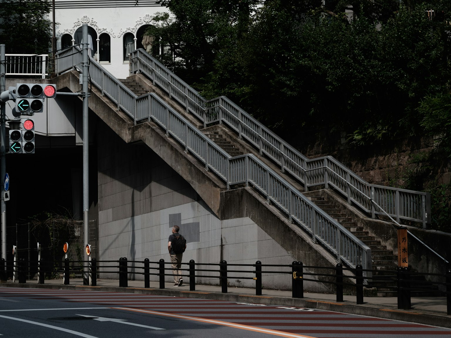 城市场景，包含向上延伸的楼梯和交通信号灯
