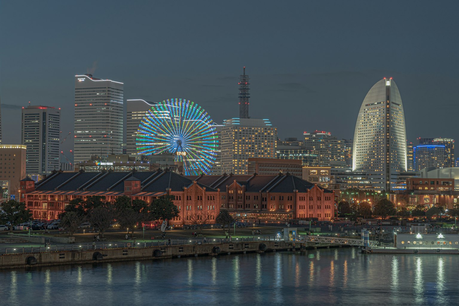 横滨夜景，包含摩天轮和现代建筑
