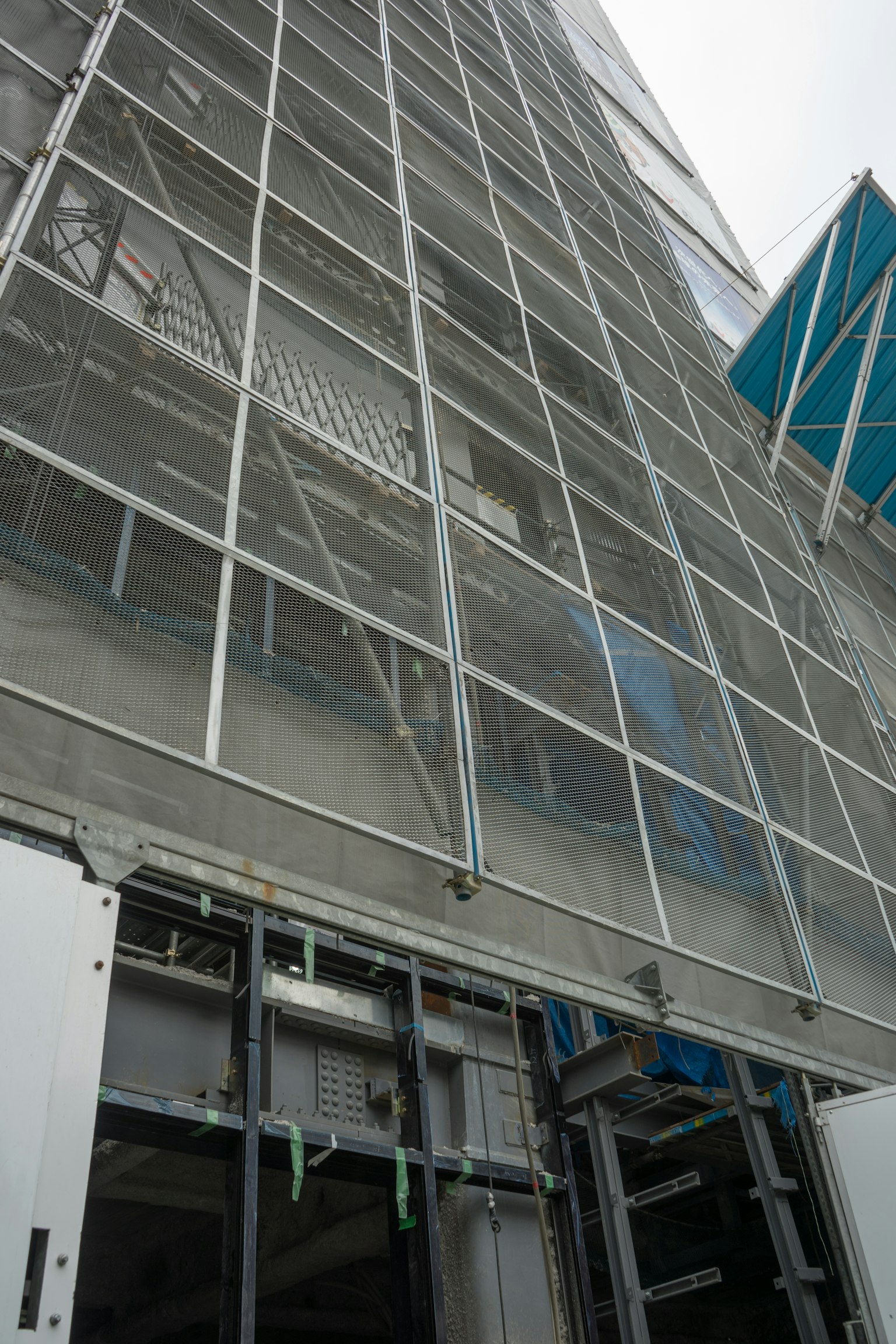 Gros plan sur des panneaux de verre et des éléments structurels d'une façade de bâtiment
