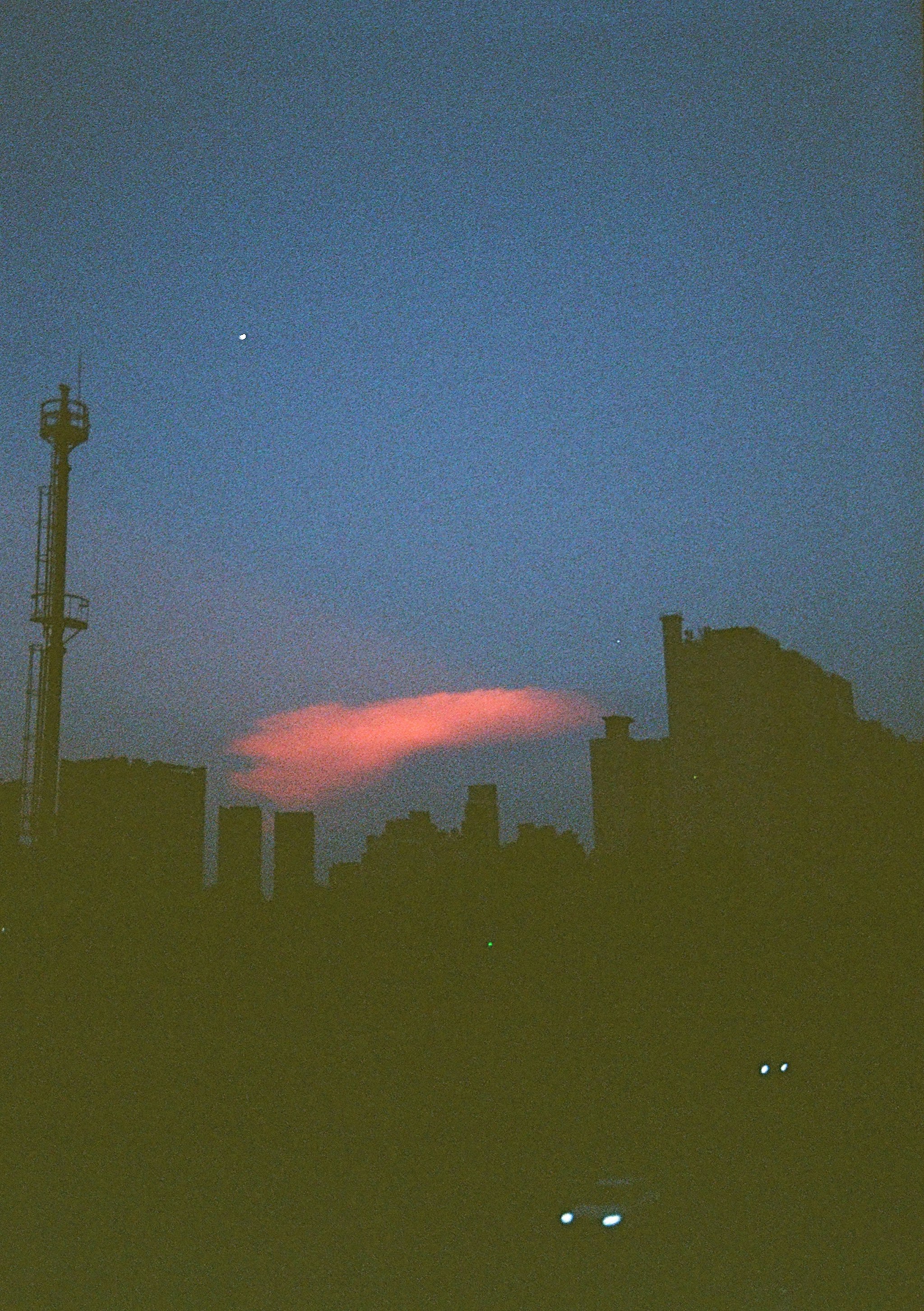 cielo al atardecer con silueta urbana