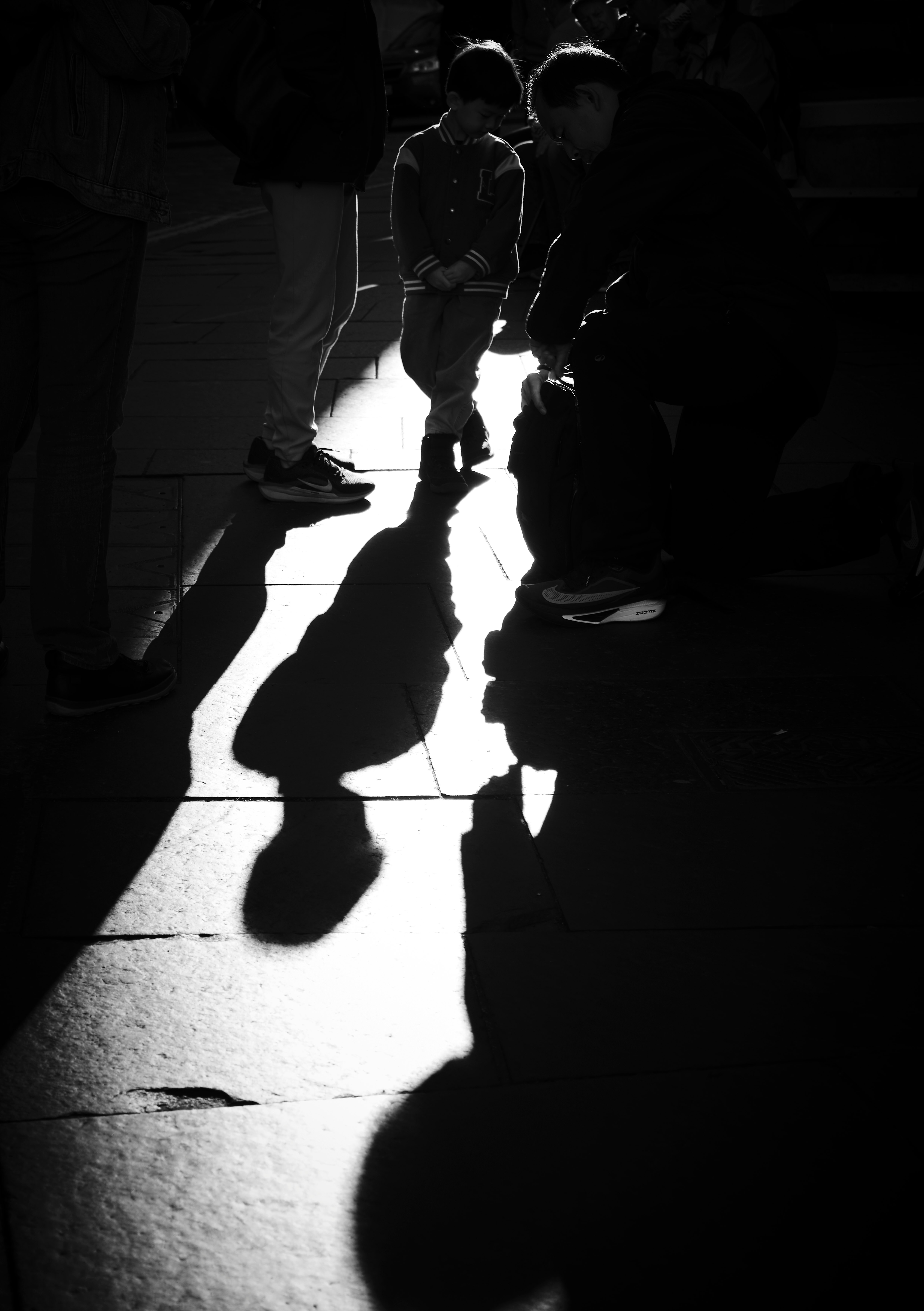 暗い路地で歩く人物のシルエット