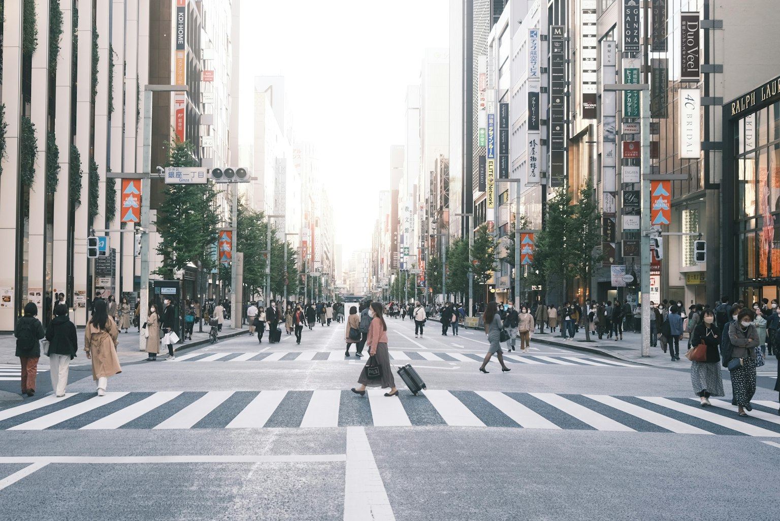 สี่แยกในเมืองที่คึกคักมีคนเดินข้ามถนน