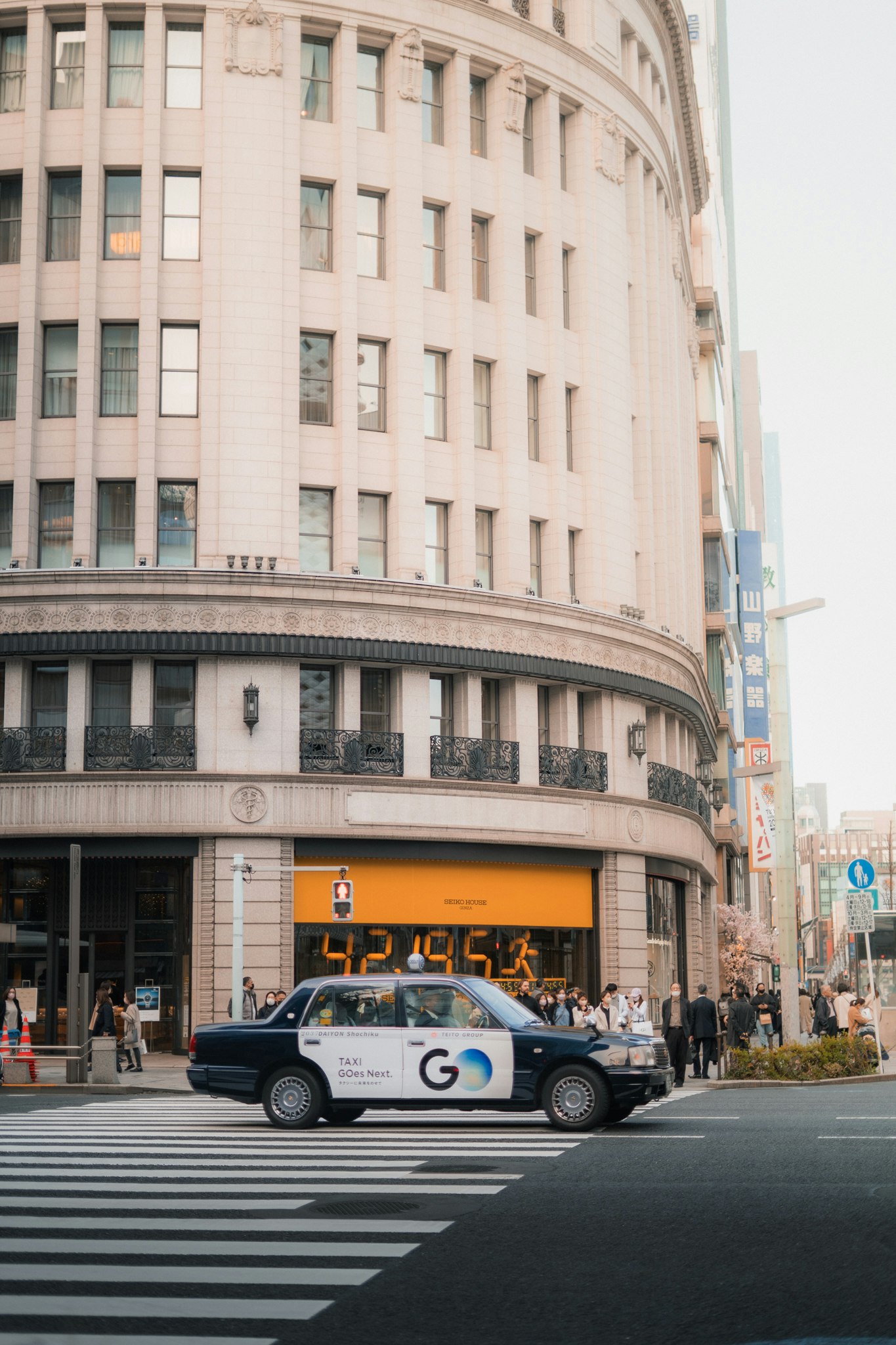 曲線的な外観のビルと路上を走る車のある大通り
