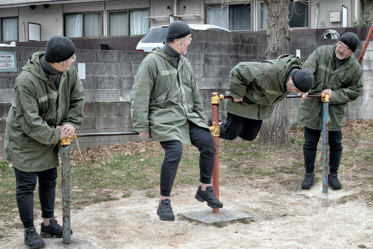 公園裡使用平行桿鍛鍊的男性