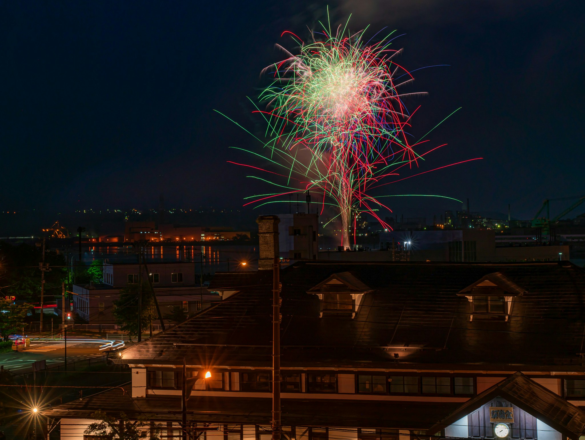 夜空に映える花火のような光の木と街並み