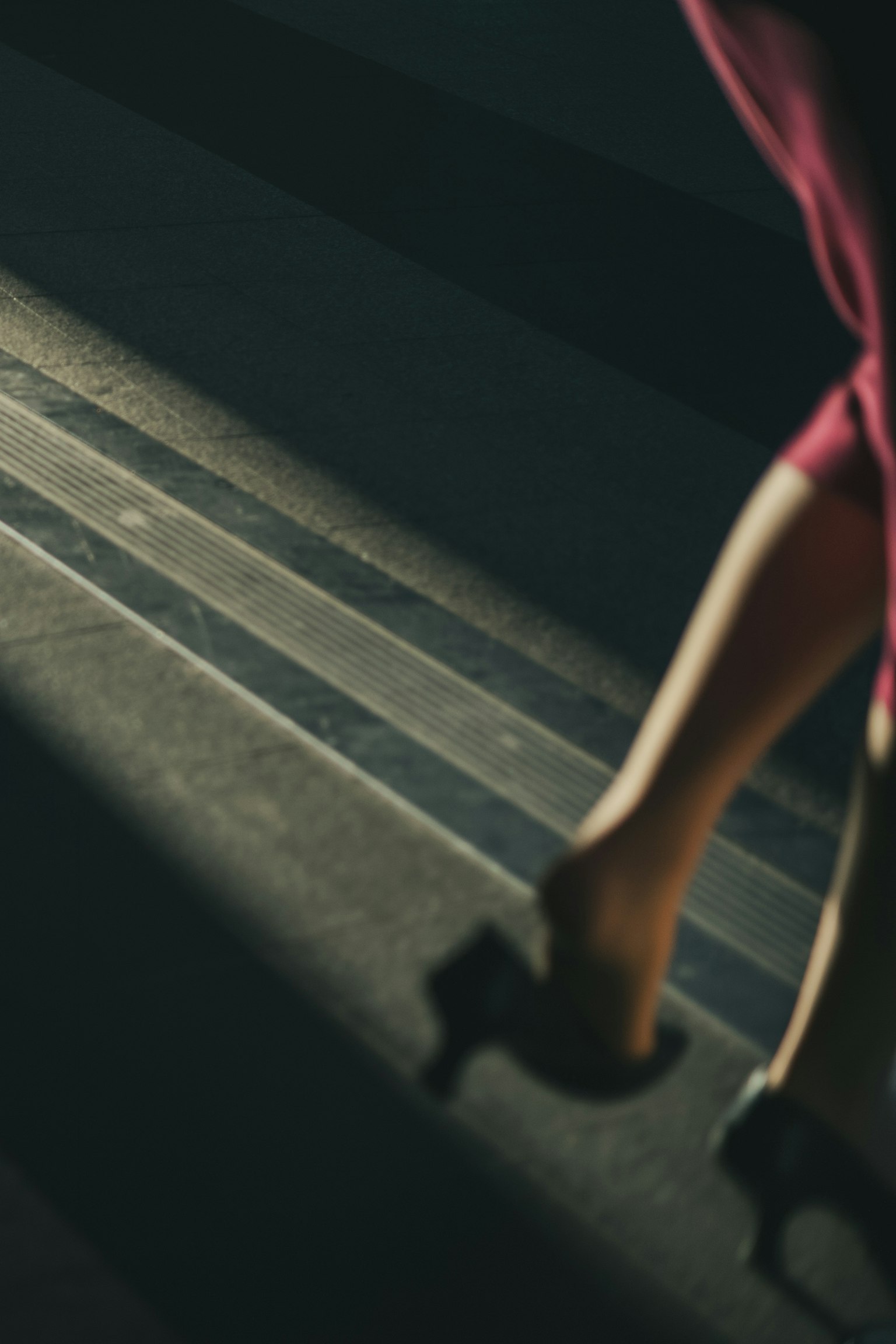 Siluet kaki wanita dan sepatu hak tinggi berjalan di tangga