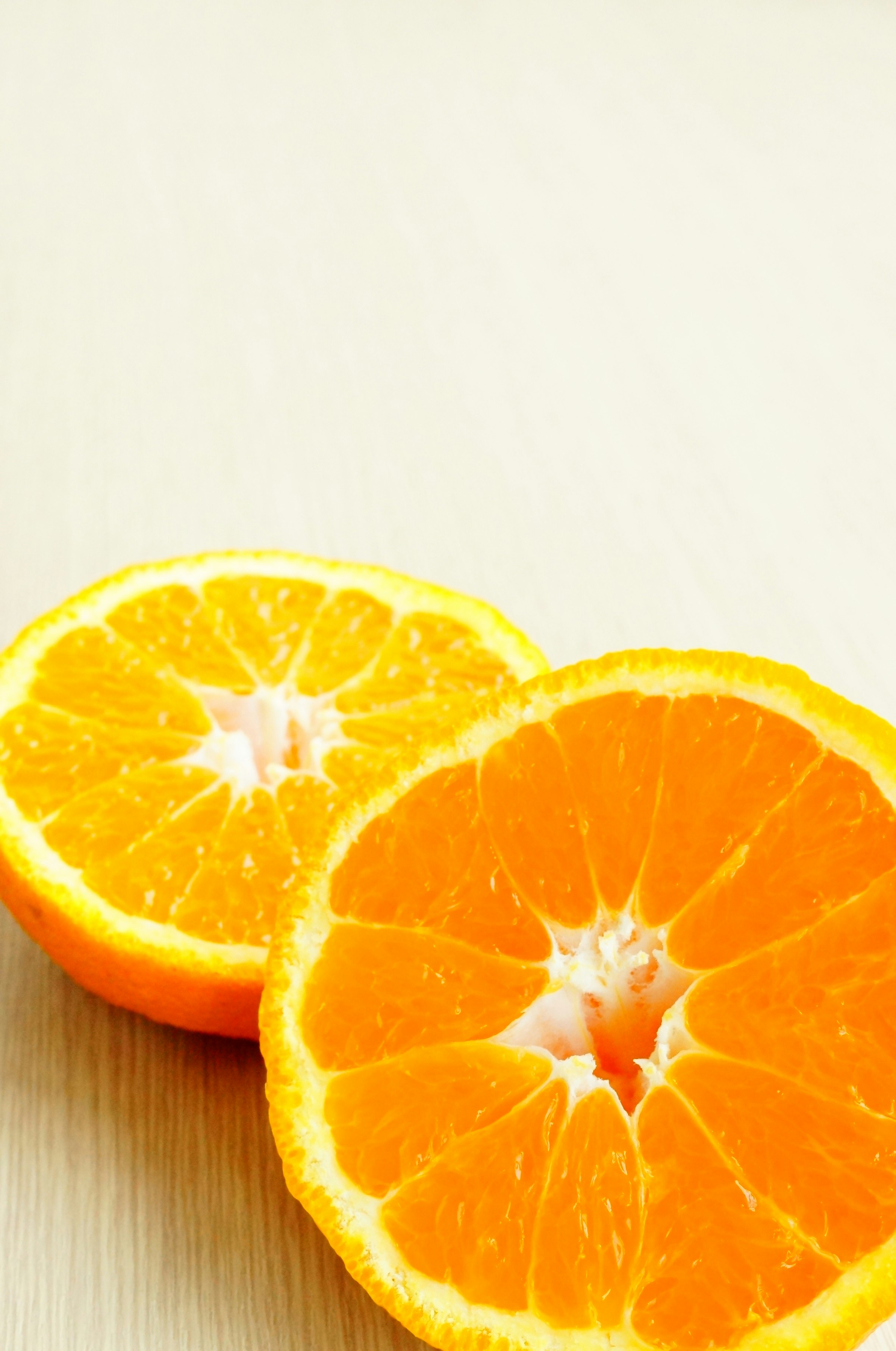Orangenscheiben auf einer Holzoberfläche