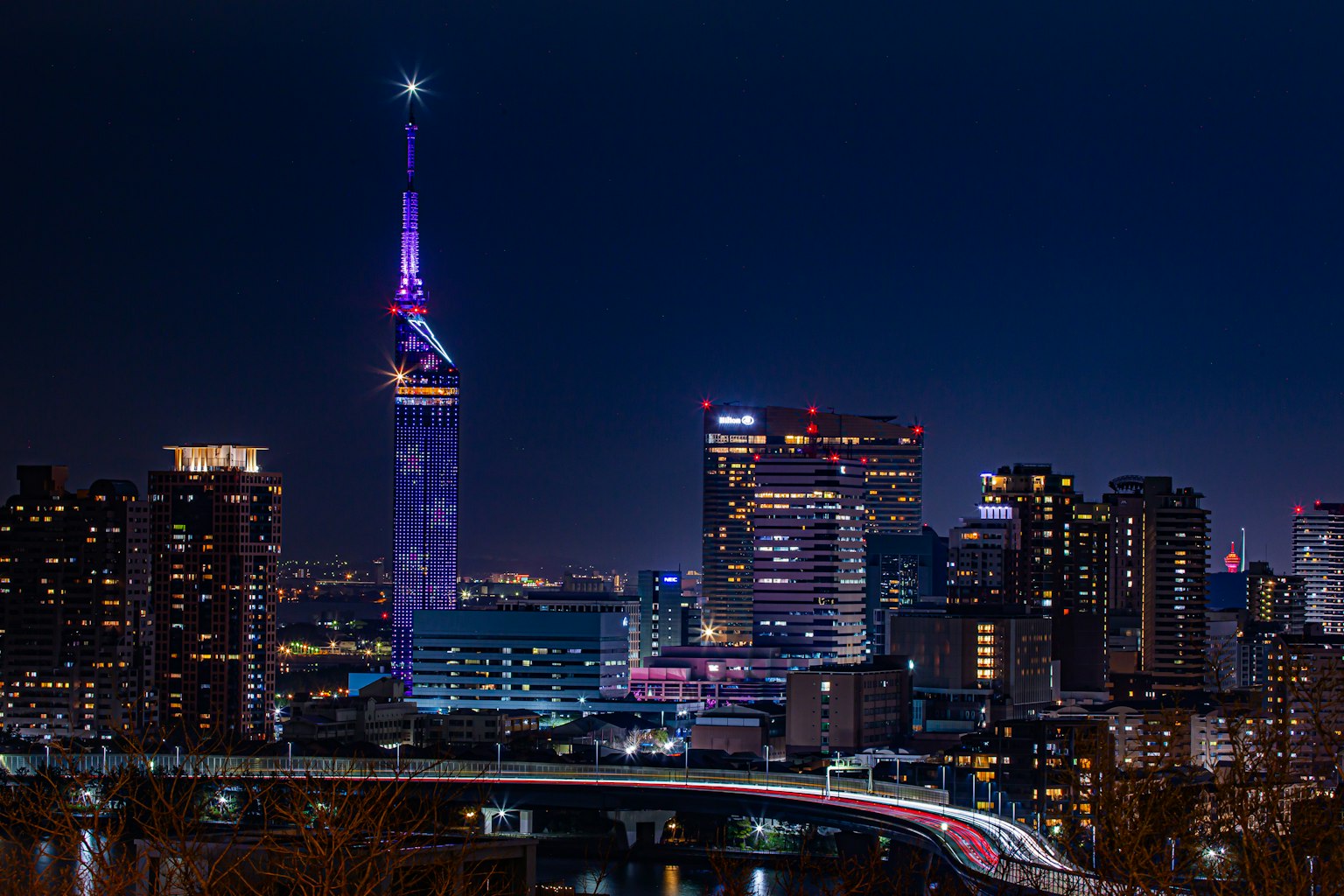 Pemandangan malam Tokyo Skytree yang diterangi dalam lanskap kota
