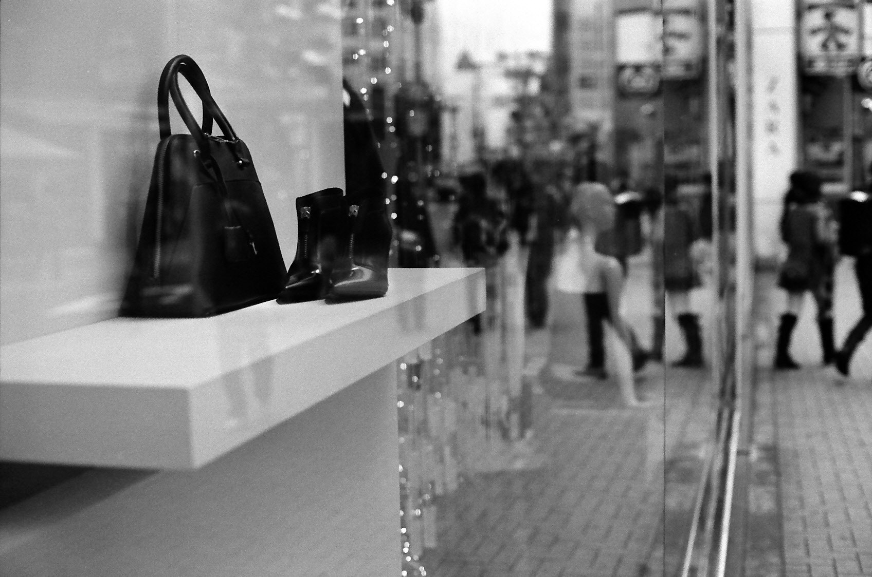 escena callejera con gente vista a través de un escaparate
