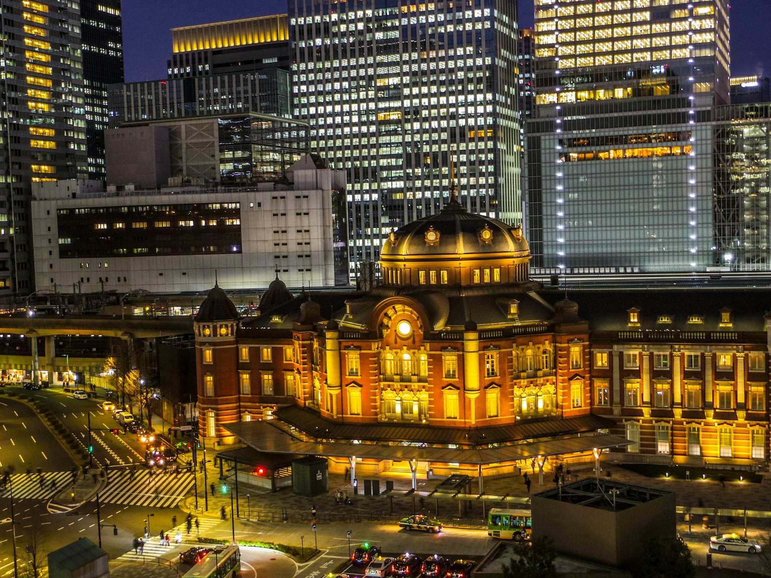 東京車站夜景 充滿活力的燈光和現代摩天大樓